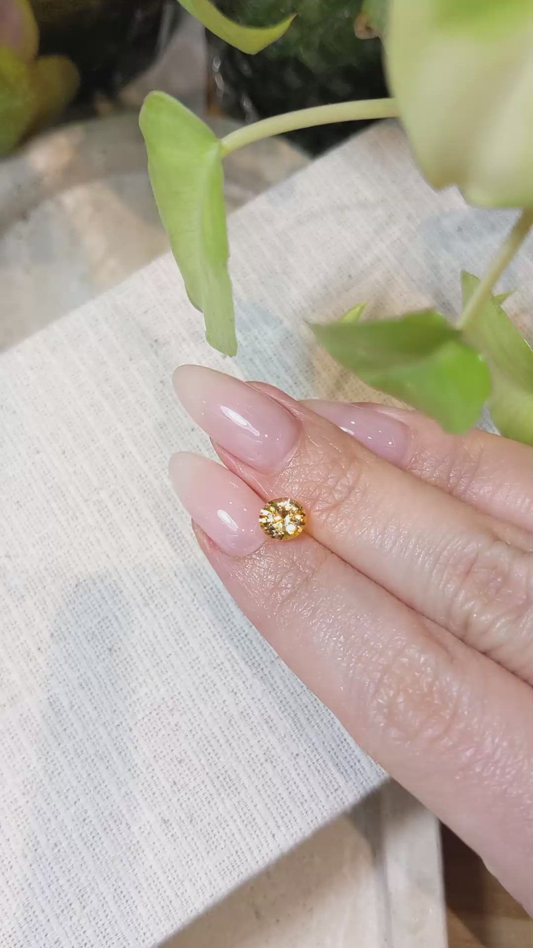 1.13 Ct. Yellowish Orange Sapphire from Ceylon (Sri Lanka) Size Video