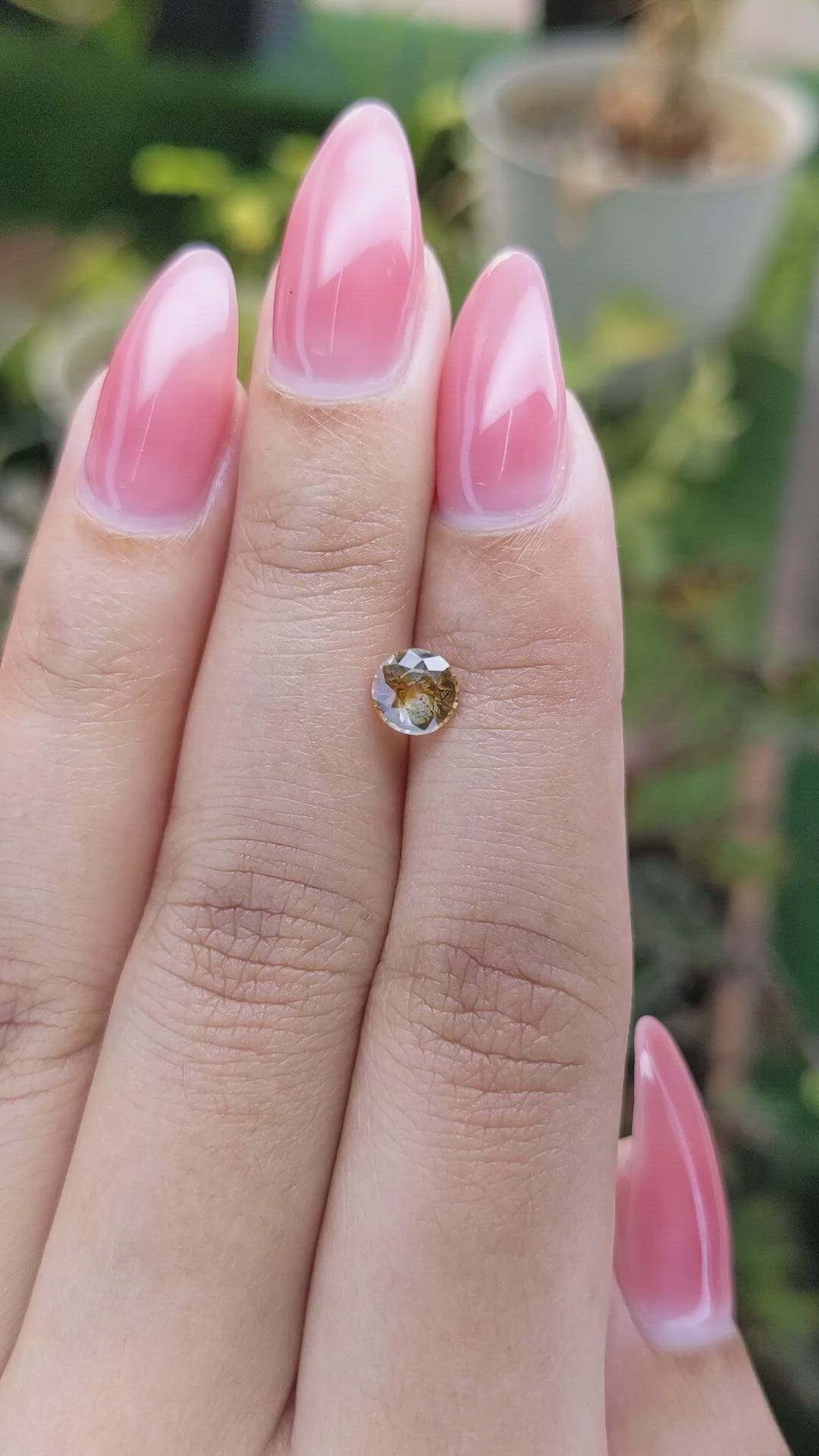 0.82 Ct. Bi Color Sapphire from Ceylon (Sri Lanka) Size Video