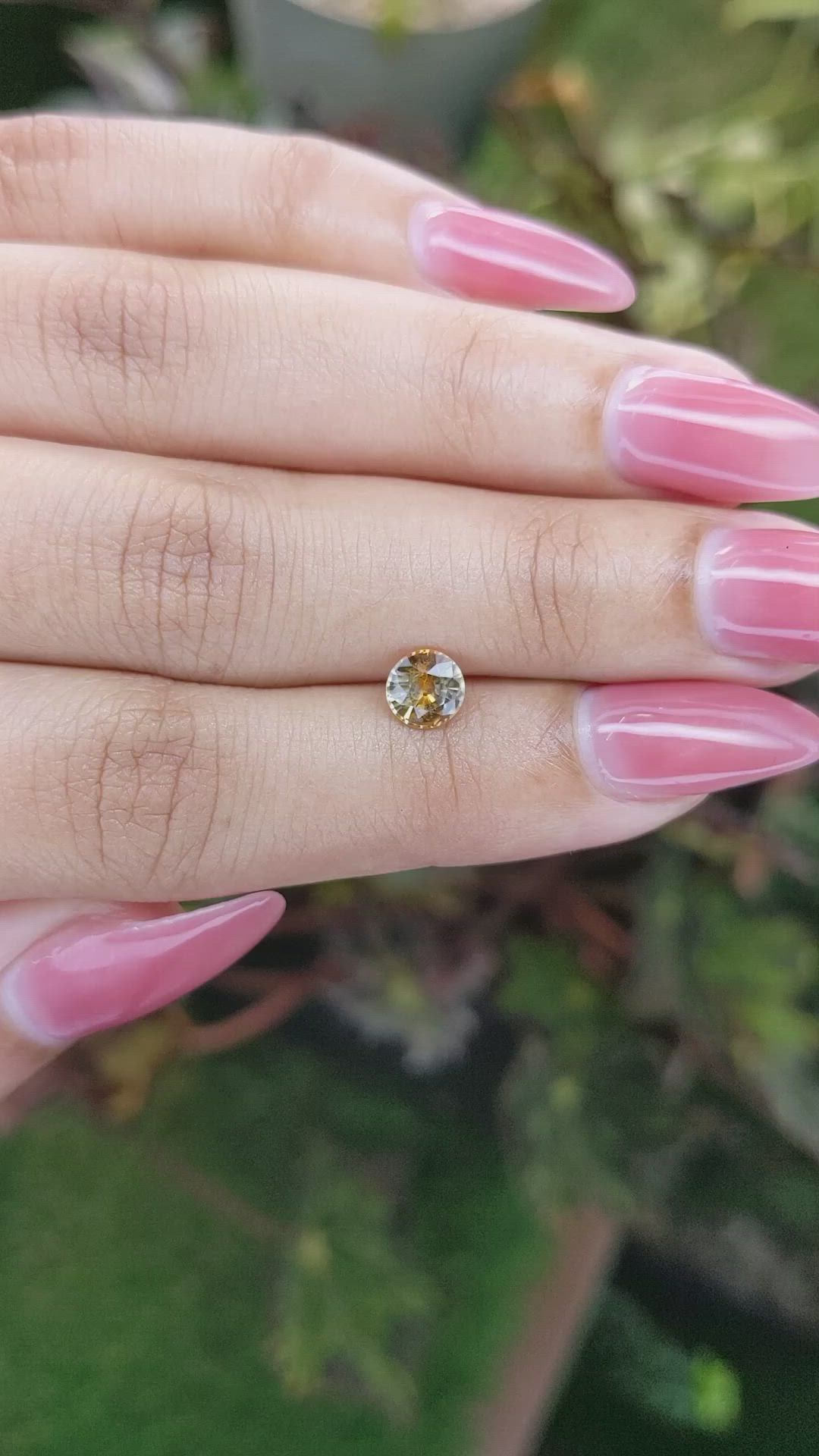 0.82 Ct. Bi Color Sapphire from Ceylon (Sri Lanka) Size Video