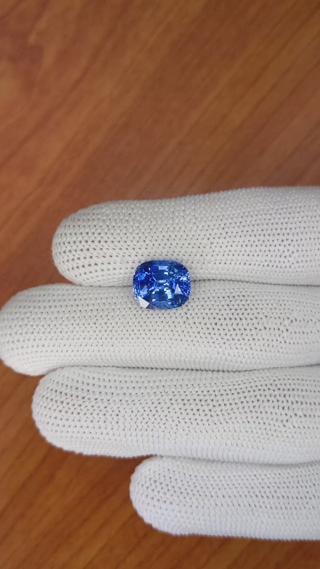 5.59 Ct. Blue Sapphire from Ceylon (Sri Lanka) Size Video
