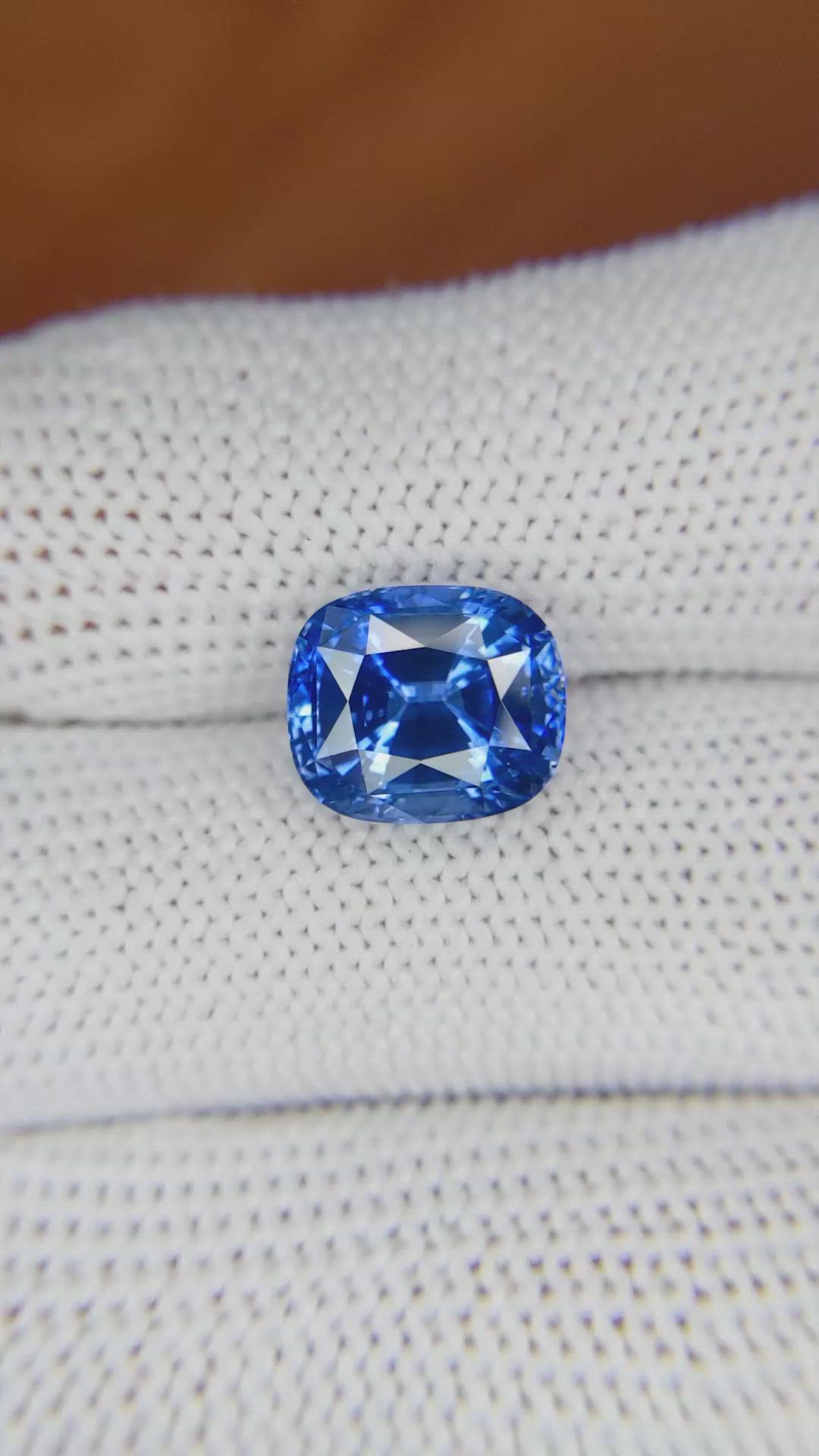 5.59 Ct. Blue Sapphire from Ceylon (Sri Lanka) Size Video
