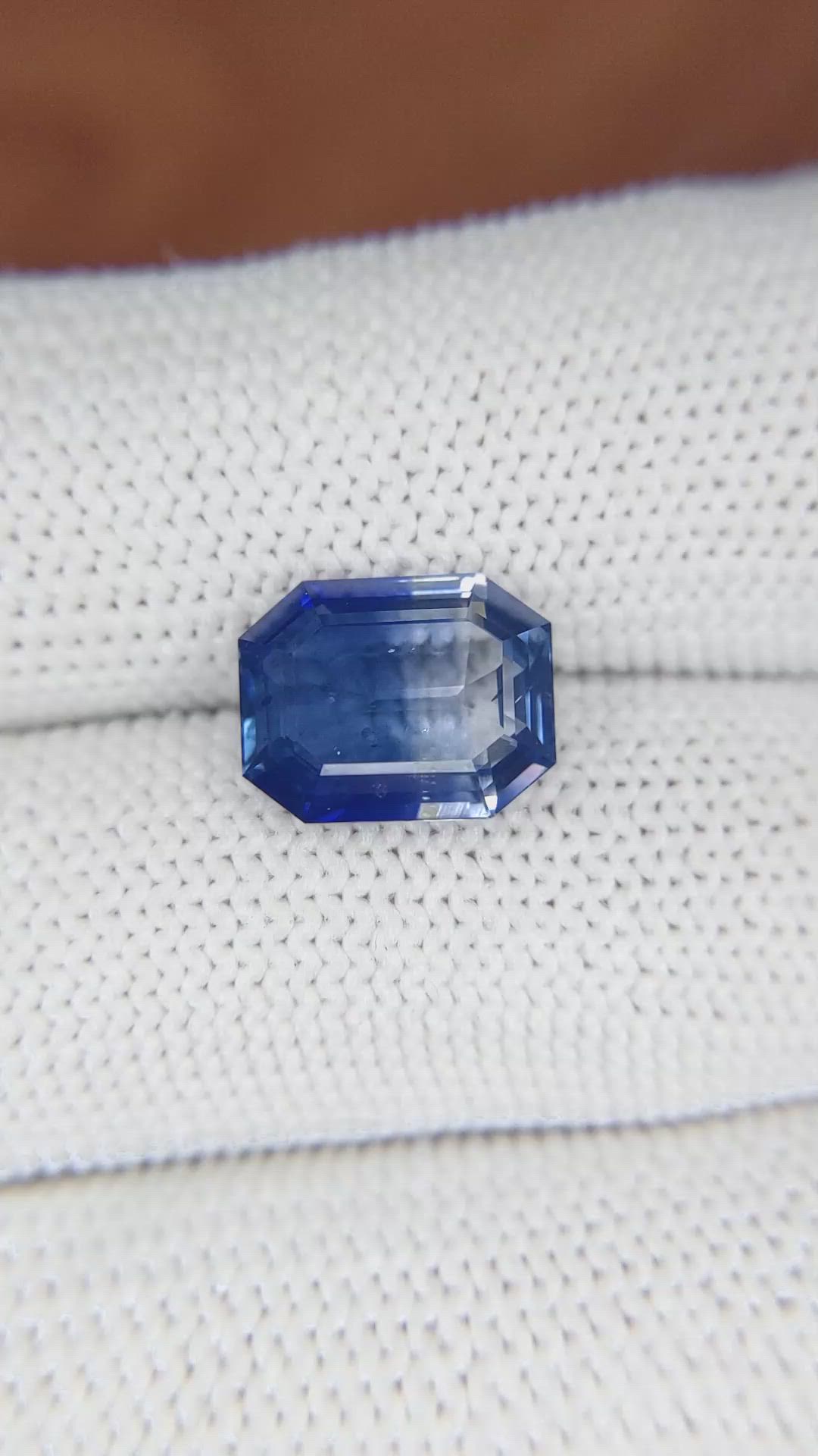 5.17 Ct. Bi Color Sapphire from Ceylon (Sri Lanka) Size Video