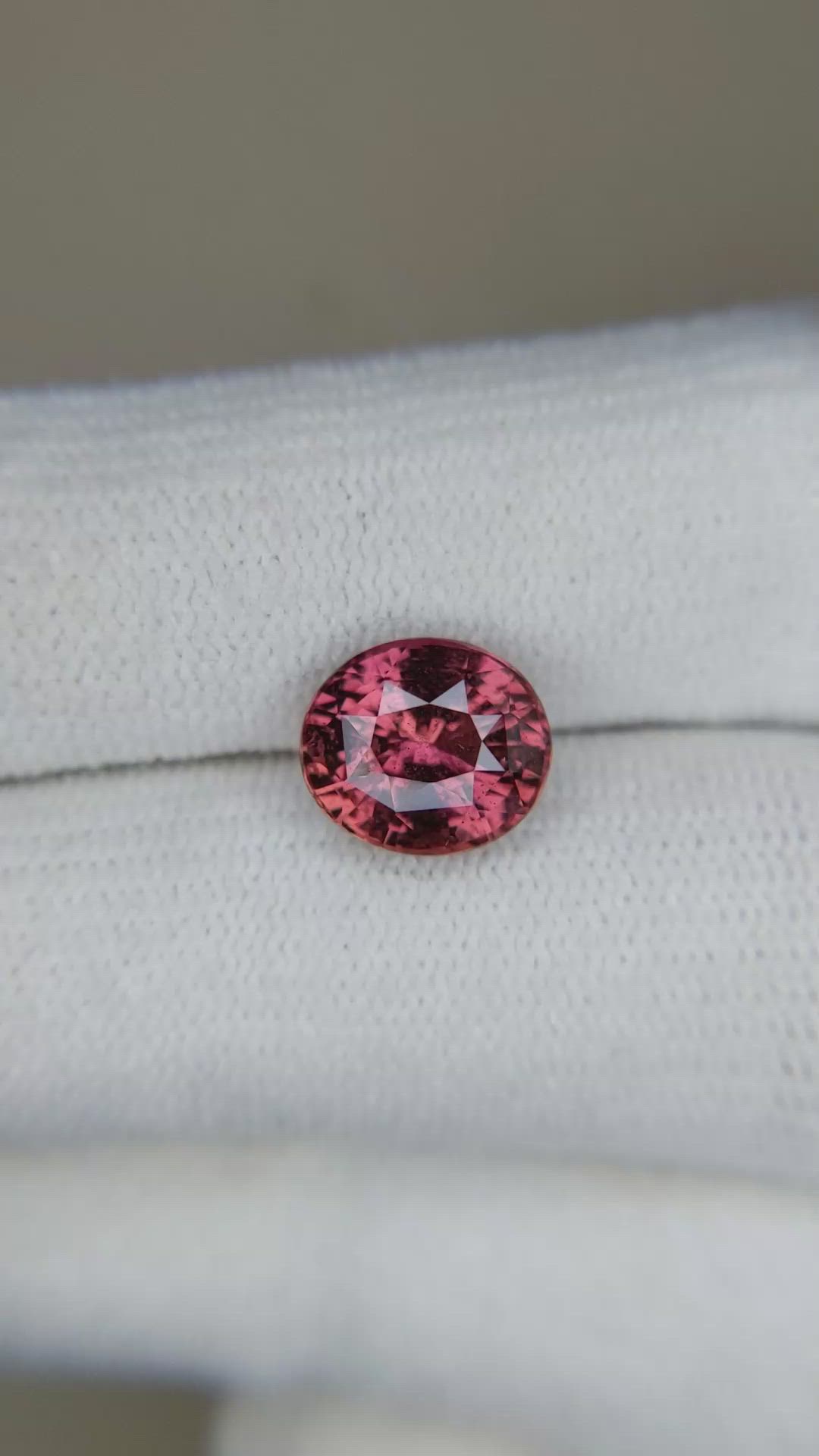 3.51 Ct. Padparadscha Sapphire from Ceylon (Sri Lanka) Size Video
