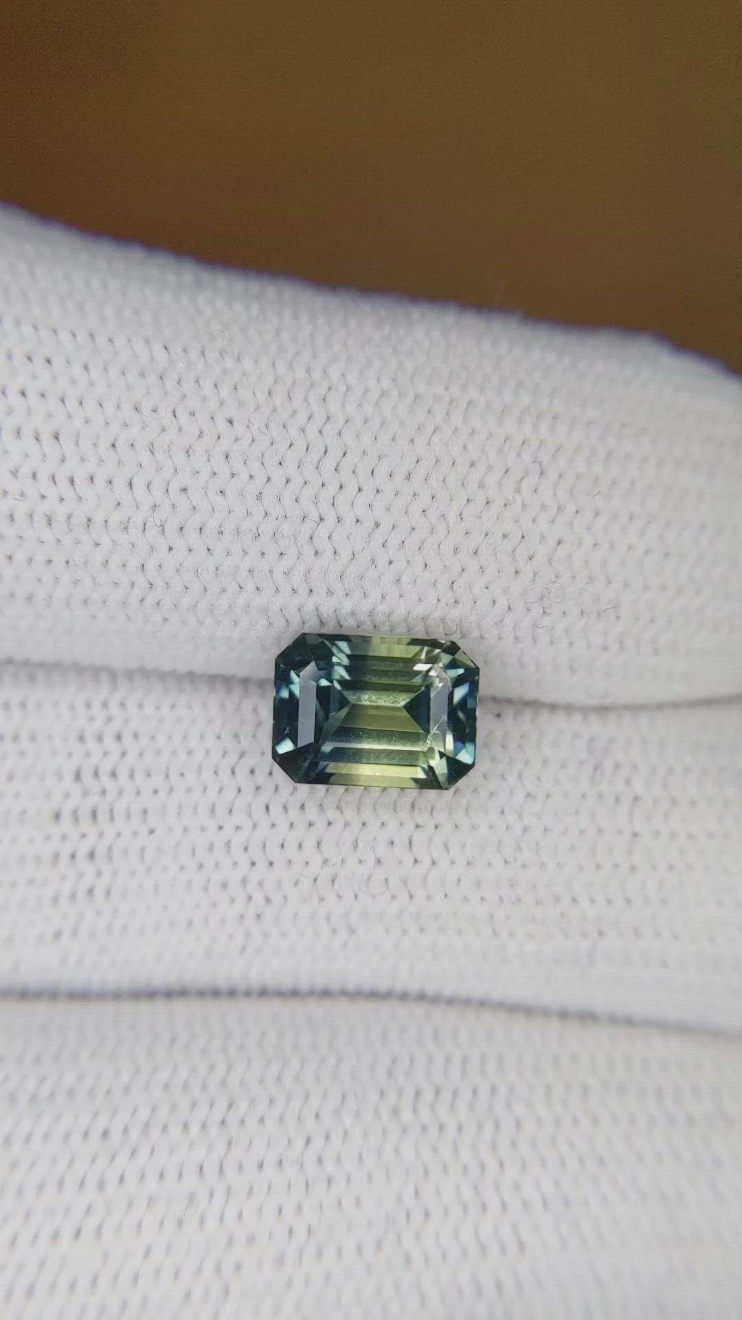 2.54 Ct. Bi Color Sapphire from Ceylon (Sri Lanka) Size Video