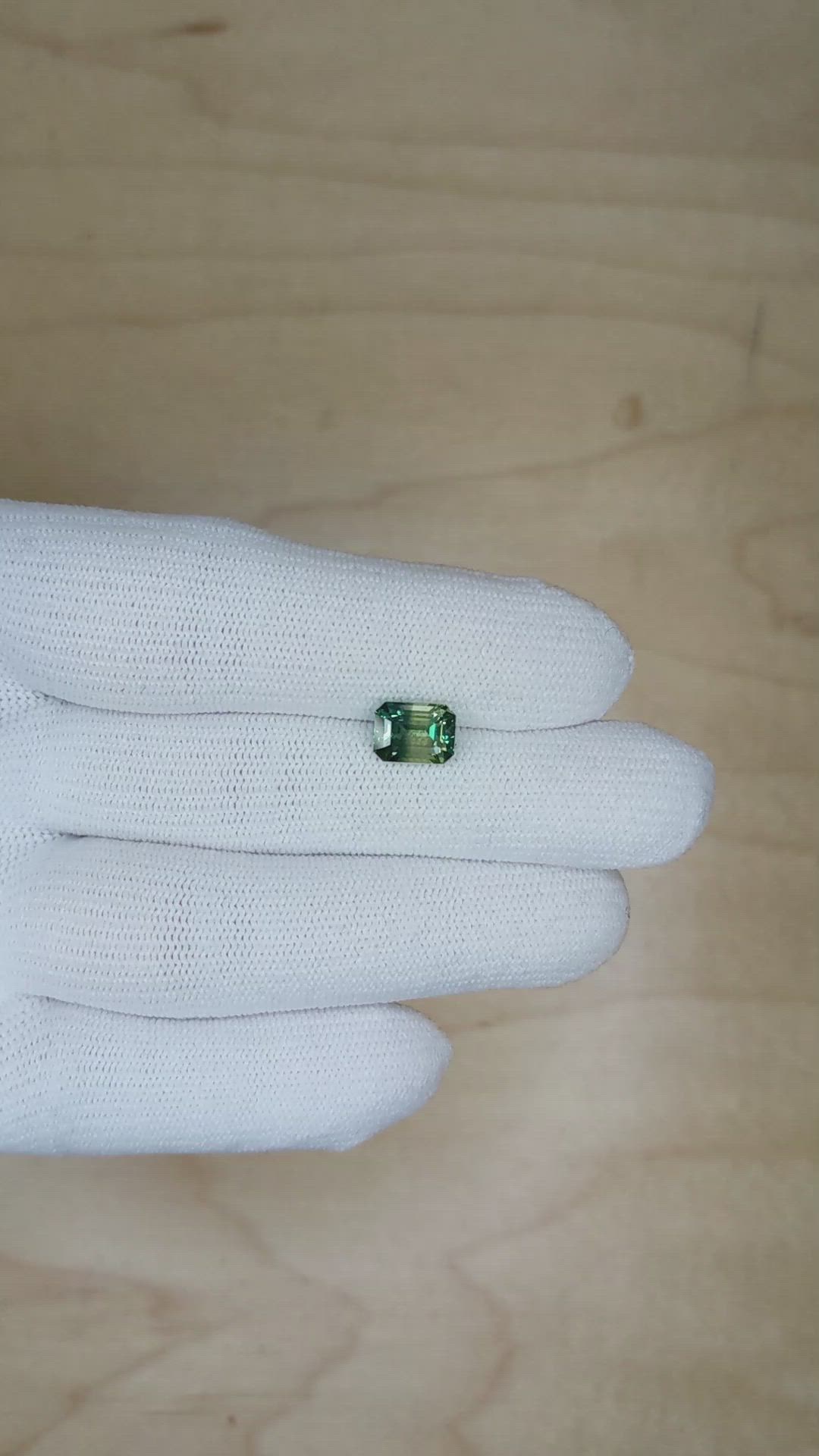 2.54 Ct. Bi Color Sapphire from Ceylon (Sri Lanka) Size Video