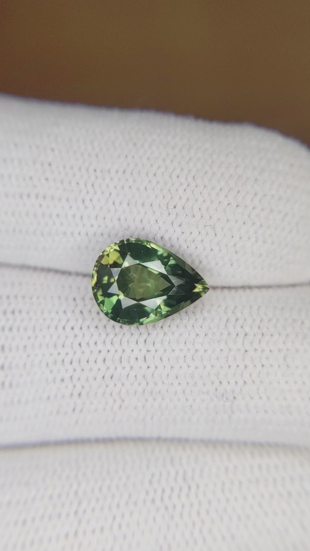3.00 Ct. Yellowish Green Sapphire from Ceylon (Sri Lanka) Size Video