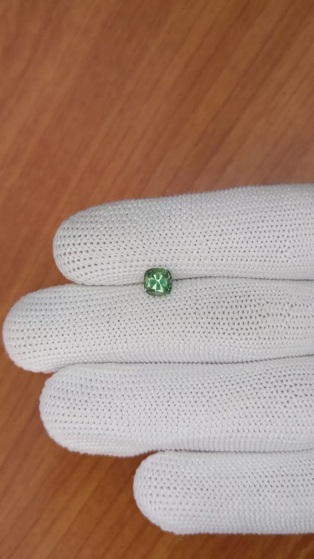1.00 Ct. Green Sapphire from Ceylon (Sri Lanka) Size Video