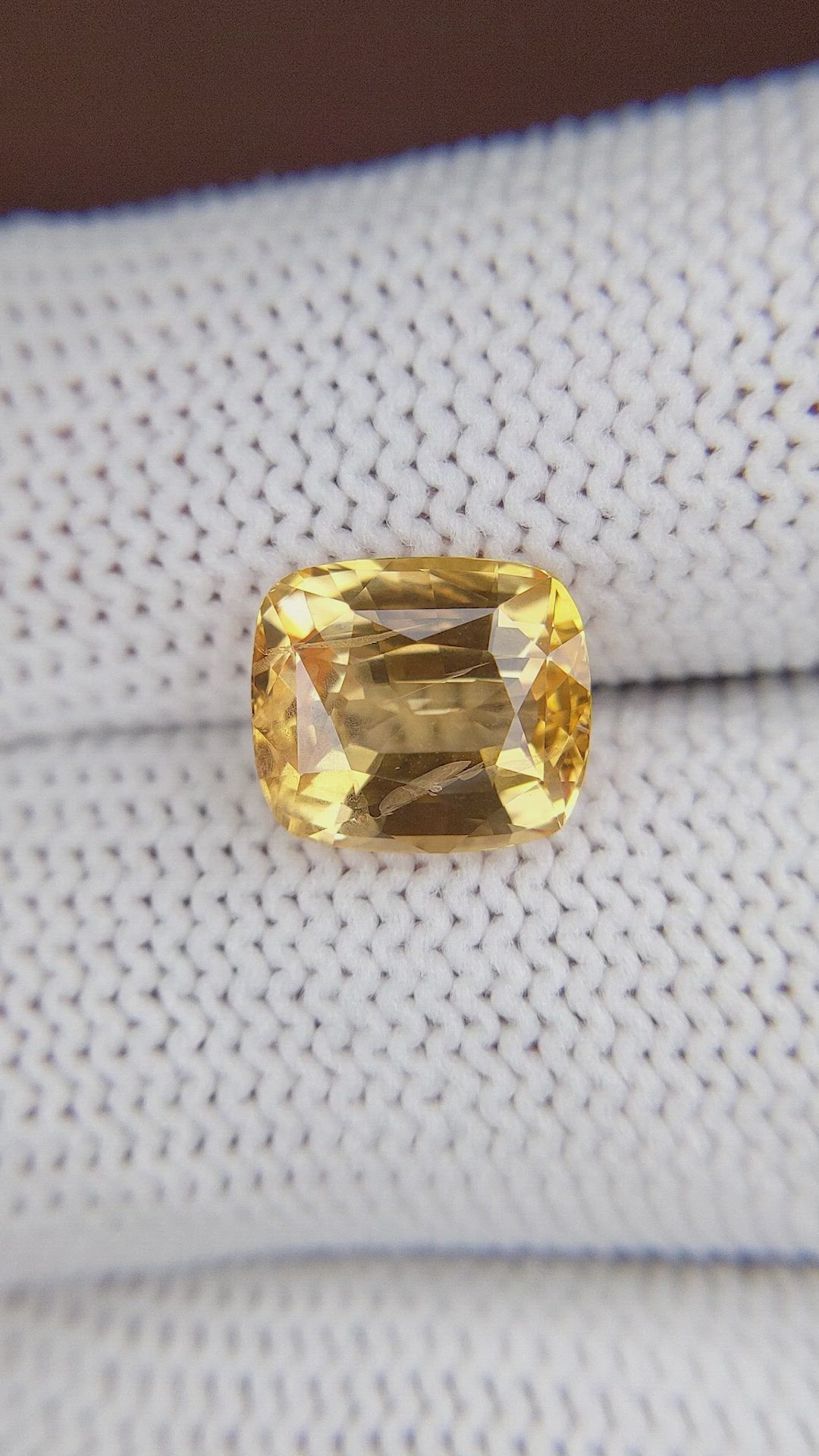 4.64 Ct. Orangish Yellow Sapphire from Ceylon (Sri Lanka) Size Video