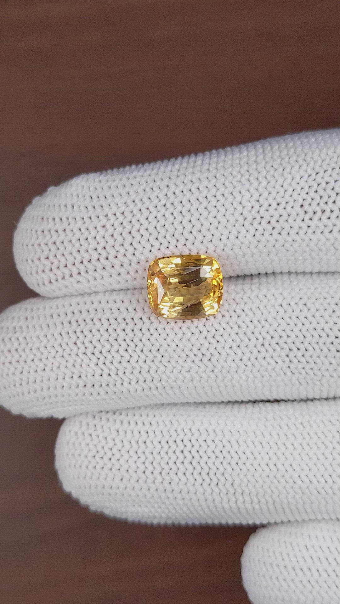 4.64 Ct. Orangish Yellow Sapphire from Ceylon (Sri Lanka) Size Video