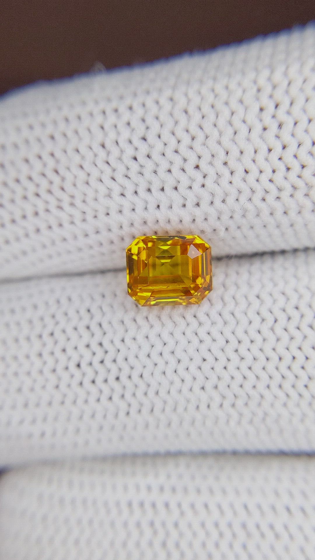 2.51 Ct. Yellowish Orange Sapphire from Ceylon (Sri Lanka) Size Video