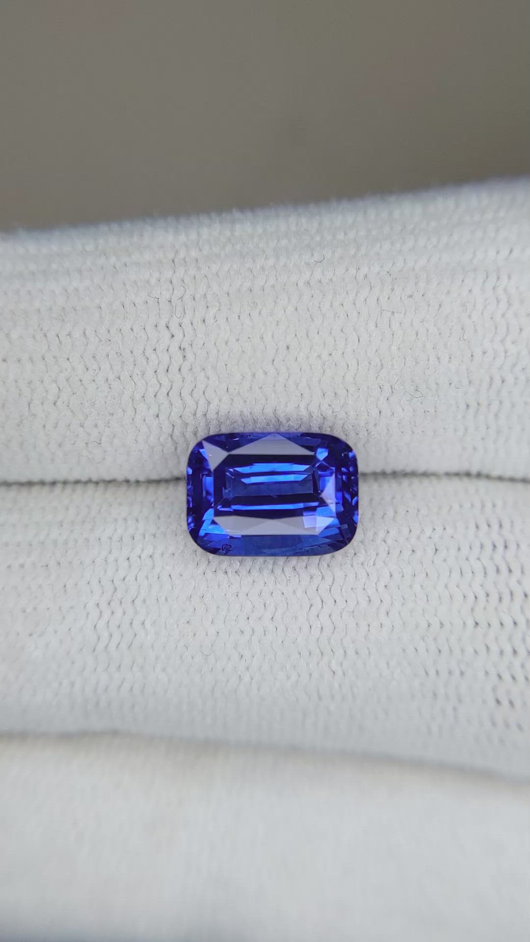 3.53 Ct. Blue Sapphire from Ceylon (Sri Lanka) Size Video