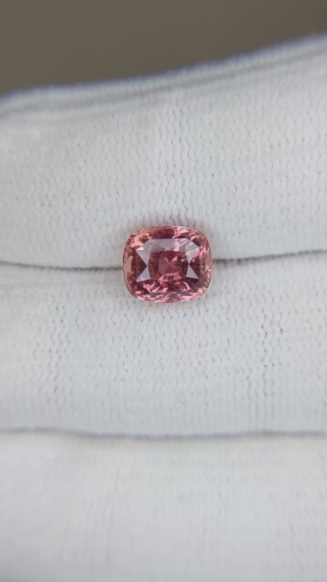 3.14 Ct. Padparadscha Sapphire from Ceylon (Sri Lanka) Size Video