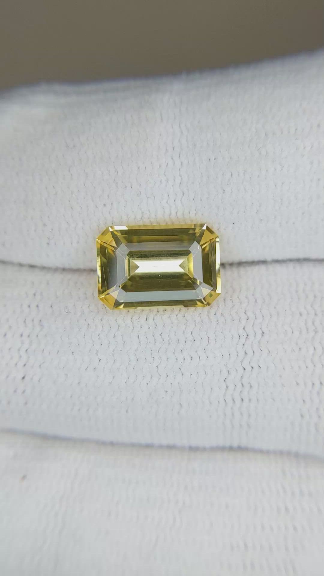 4.09 Ct. Yellow Sapphire from Ceylon (Sri Lanka) Size Video