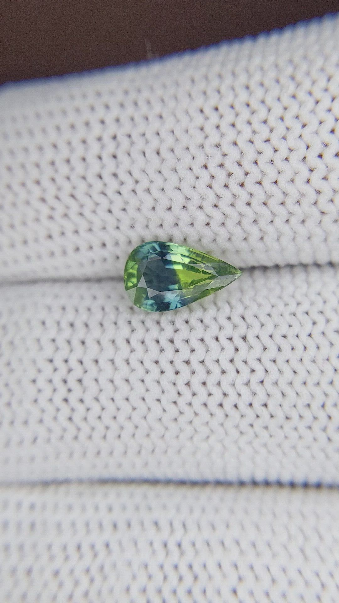 1.41 Ct. Bi Color Sapphire from Ceylon (Sri Lanka) Size Video
