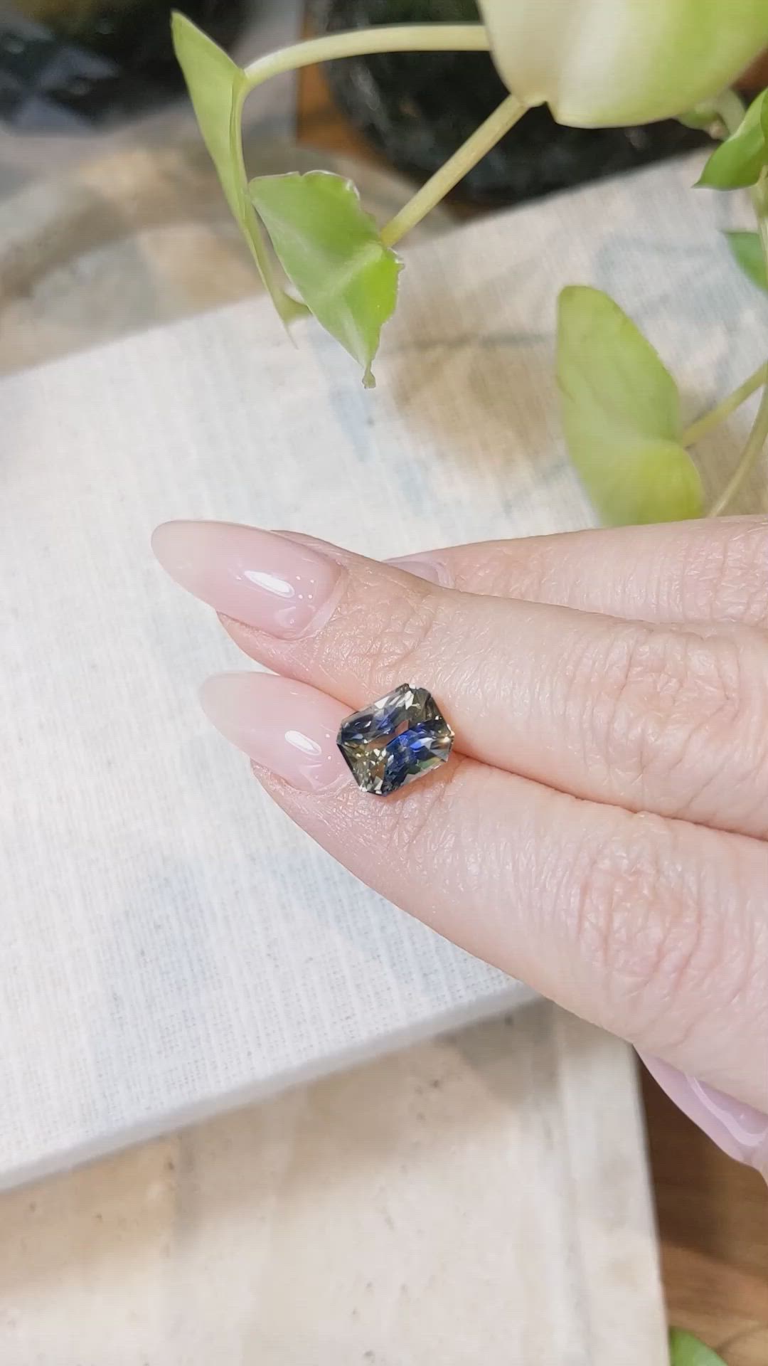 4.13 Ct. Bi Color Sapphire from Ceylon (Sri Lanka) Size Video