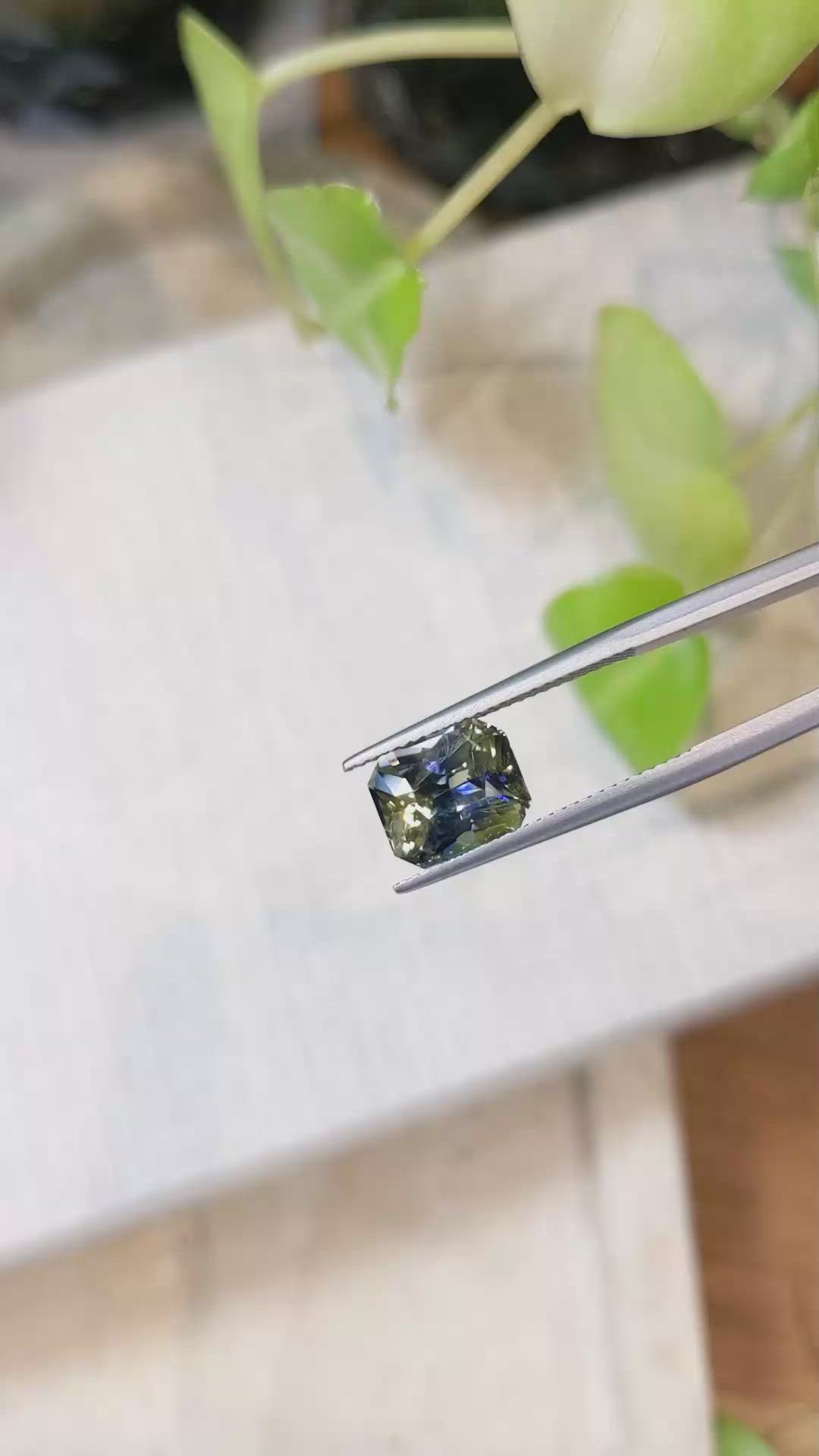 4.13 Ct. Bi Color Sapphire from Ceylon (Sri Lanka) Size Video