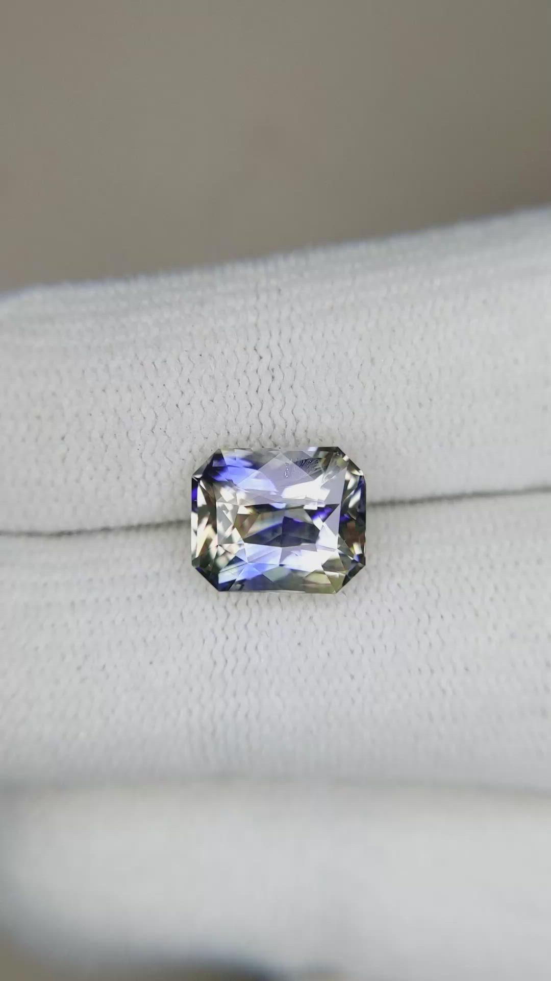 4.13 Ct. Bi Color Sapphire from Ceylon (Sri Lanka) Size Video