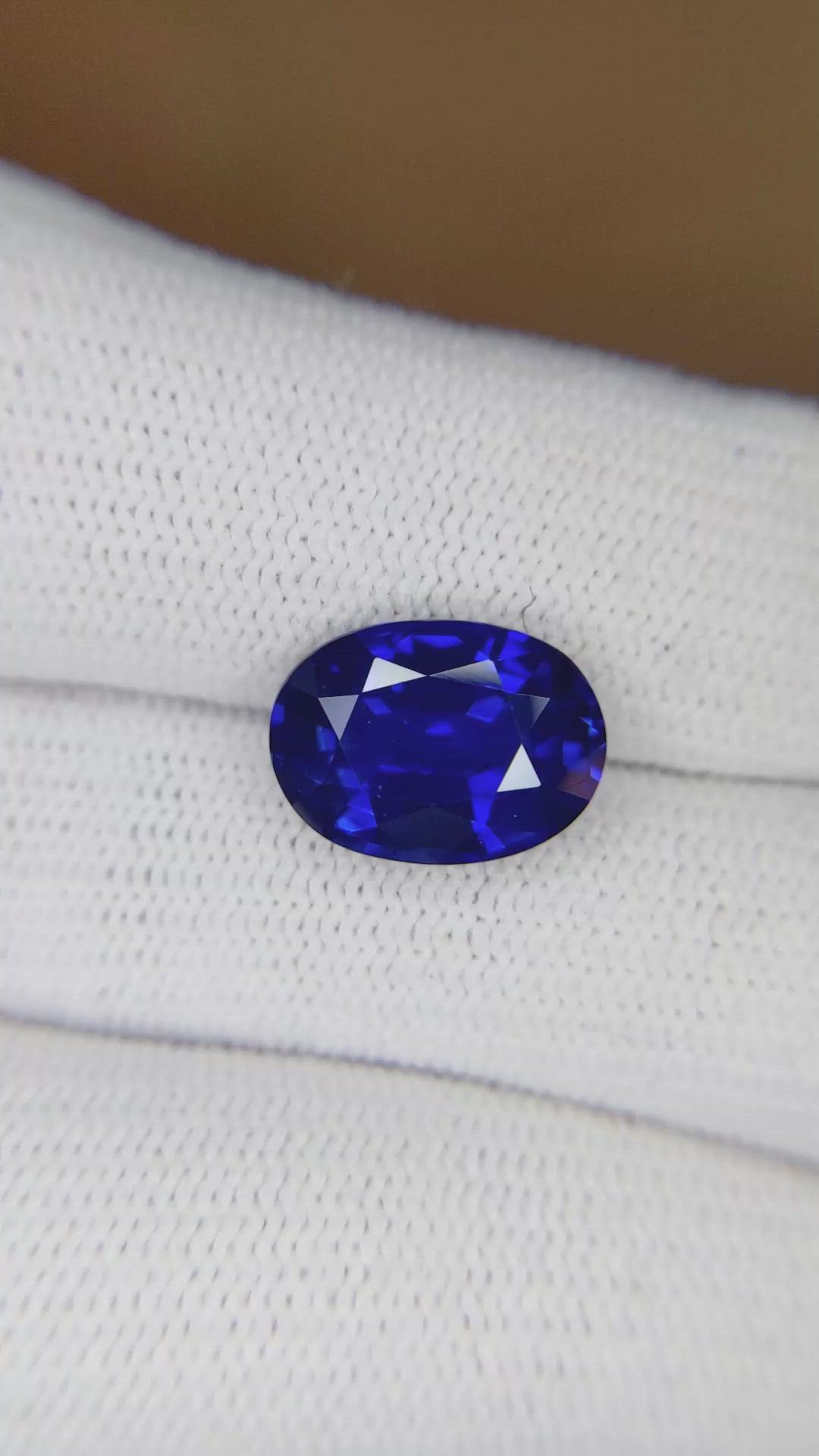 5.60 Ct. Blue Sapphire from Ceylon (Sri Lanka) Size Video