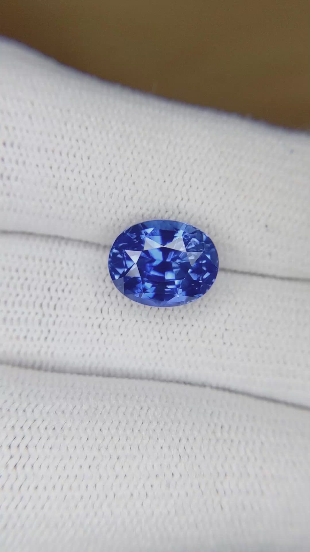 5.37 Ct. Blue Sapphire from Ceylon (Sri Lanka) Size Video