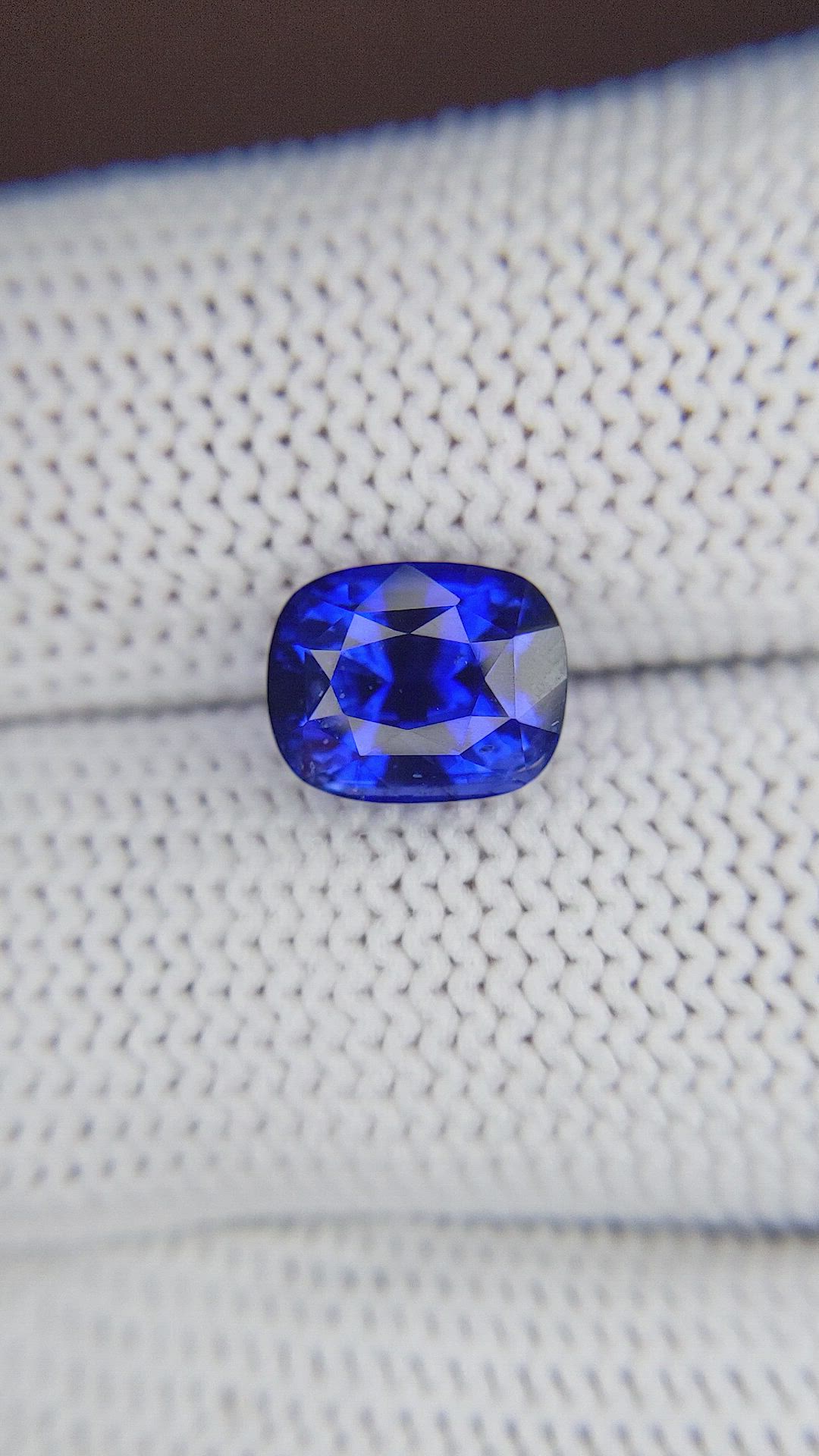 4.11 Ct. Blue Sapphire from Ceylon (Sri Lanka) Size Video