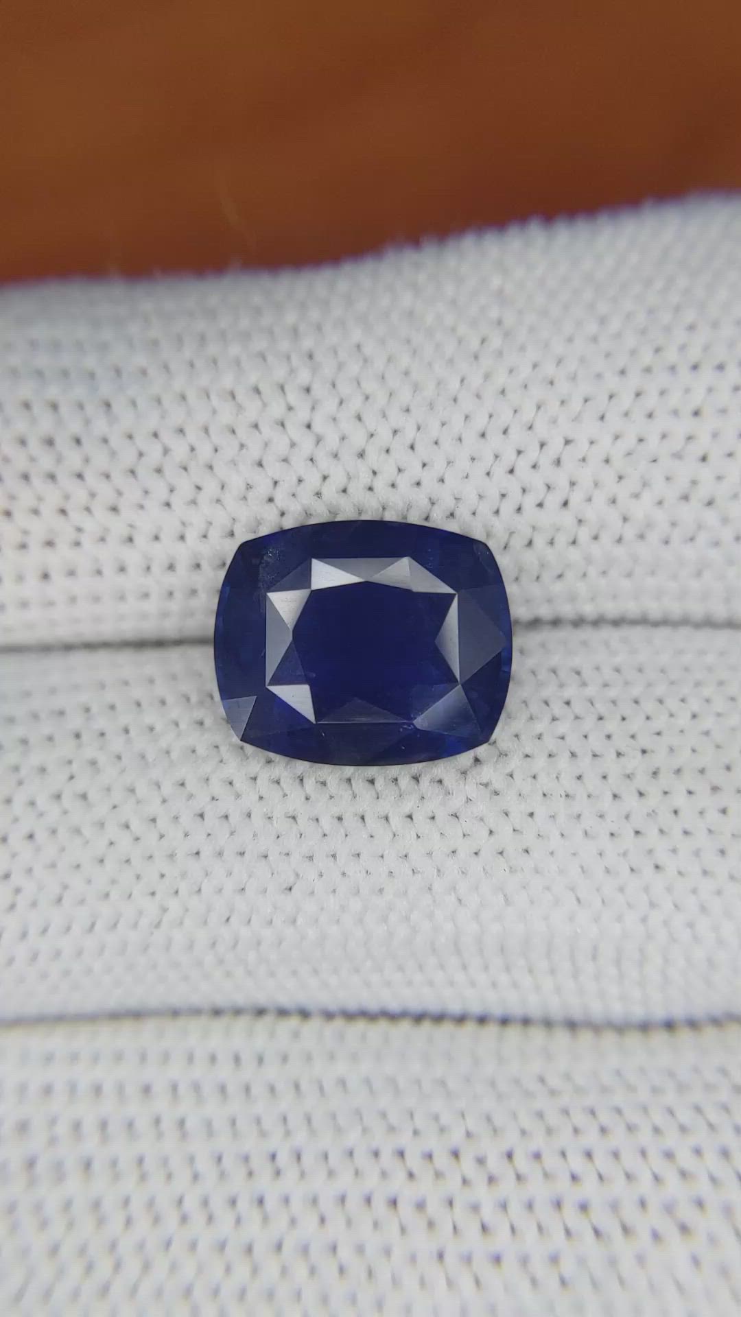 5.86 Ct. Blue Sapphire from Ceylon (Sri Lanka) Size Video