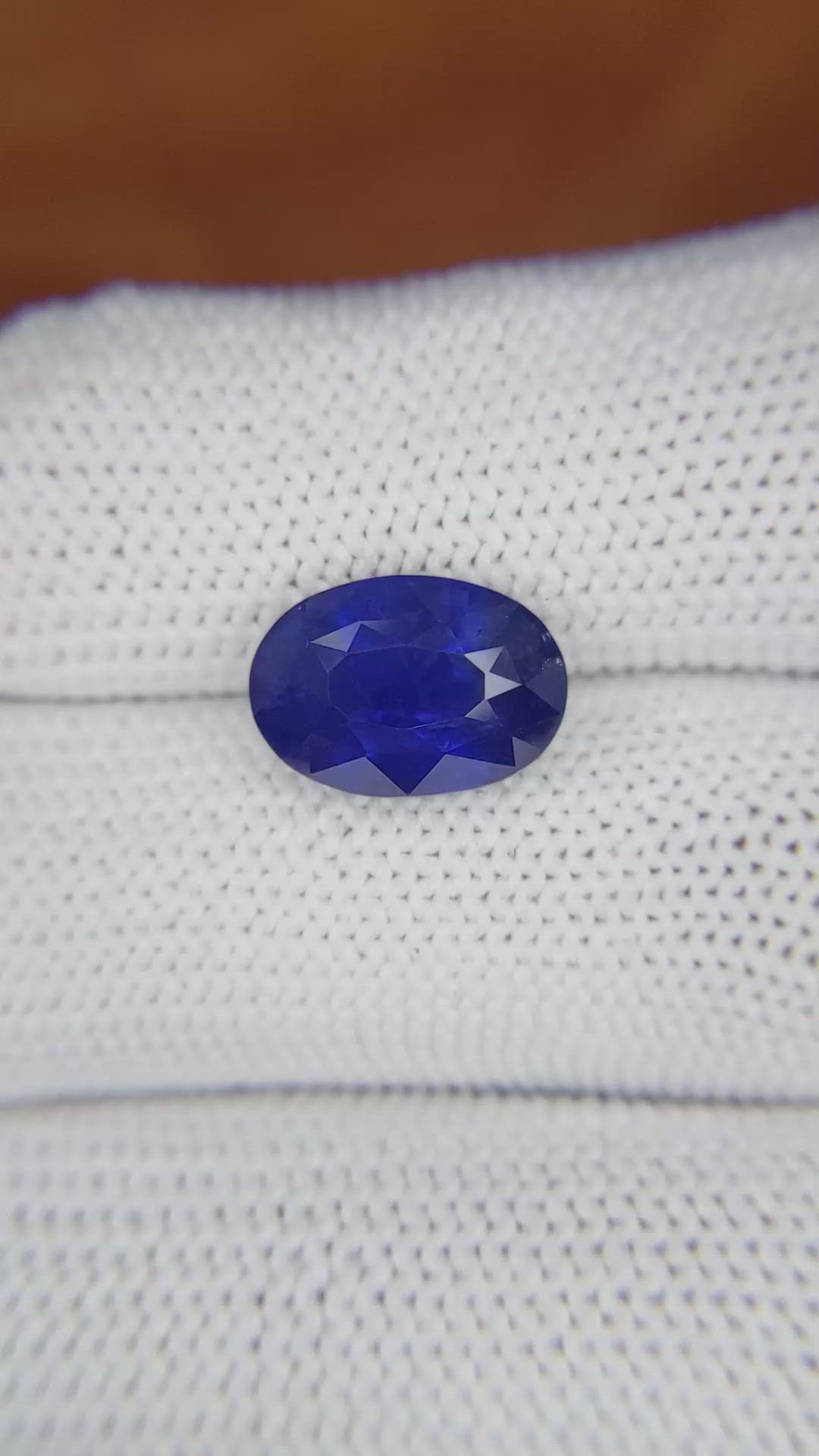 5.54 Ct. Blue Sapphire from Ceylon (Sri Lanka) Size Video