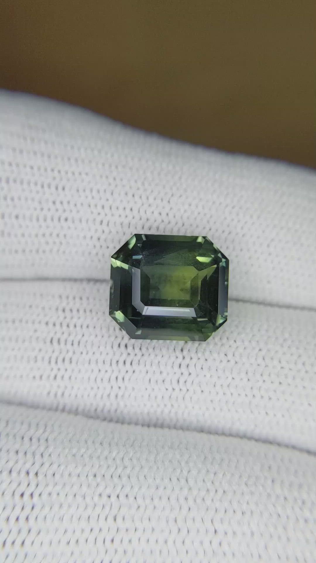 8.01 Ct. Bi Color / Parti Sapphire from Ceylon (Sri Lanka) Size Video