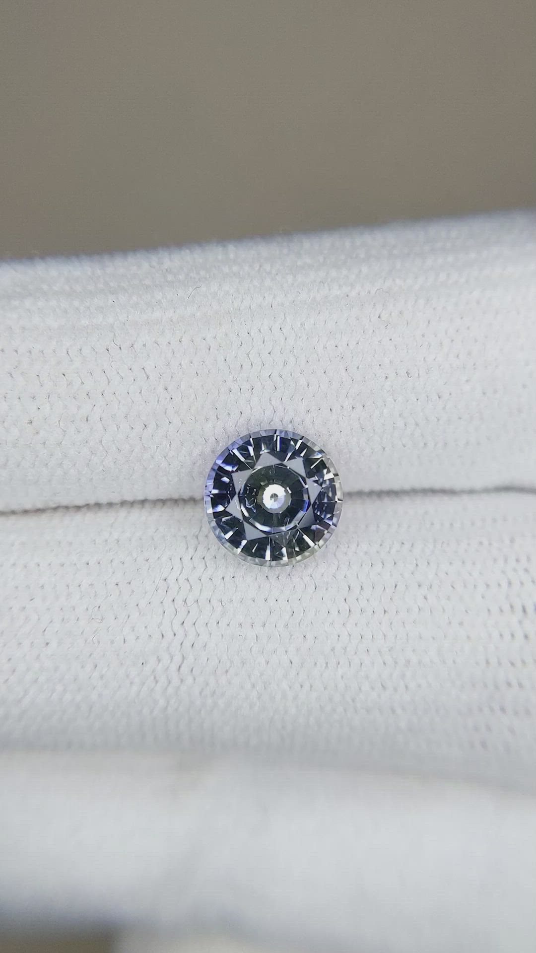 2.10 Ct. Bi Color Sapphire from Ceylon (Sri Lanka) Size Video