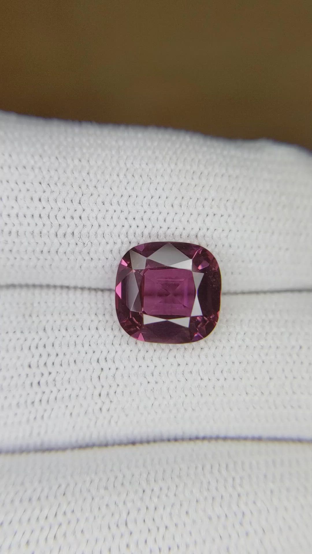 4.02 Ct. Purplish Pink Sapphire from Ceylon (Sri Lanka) Size Video