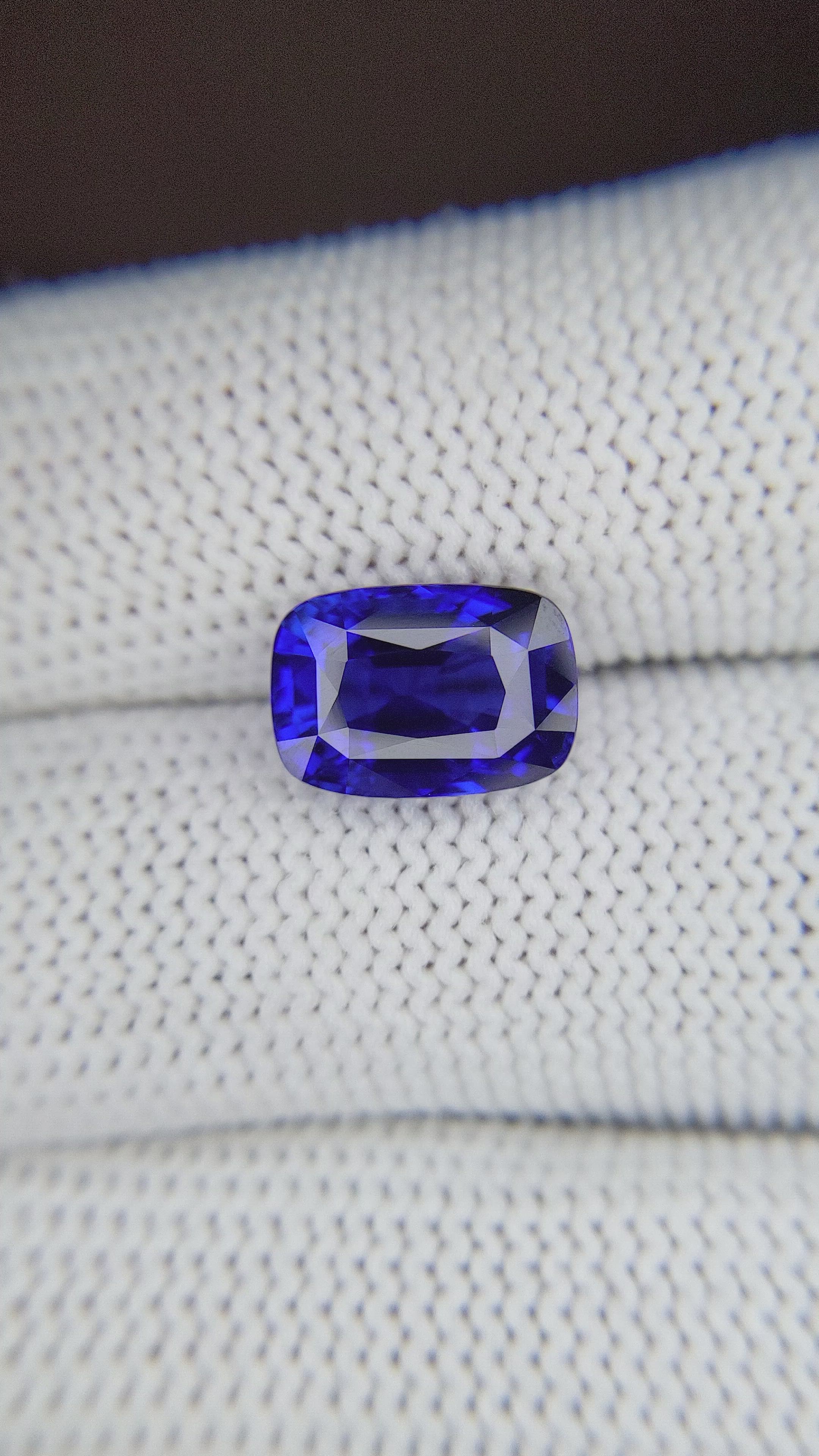 5.04 Ct. Blue Sapphire from Ceylon (Sri Lanka) Size Video