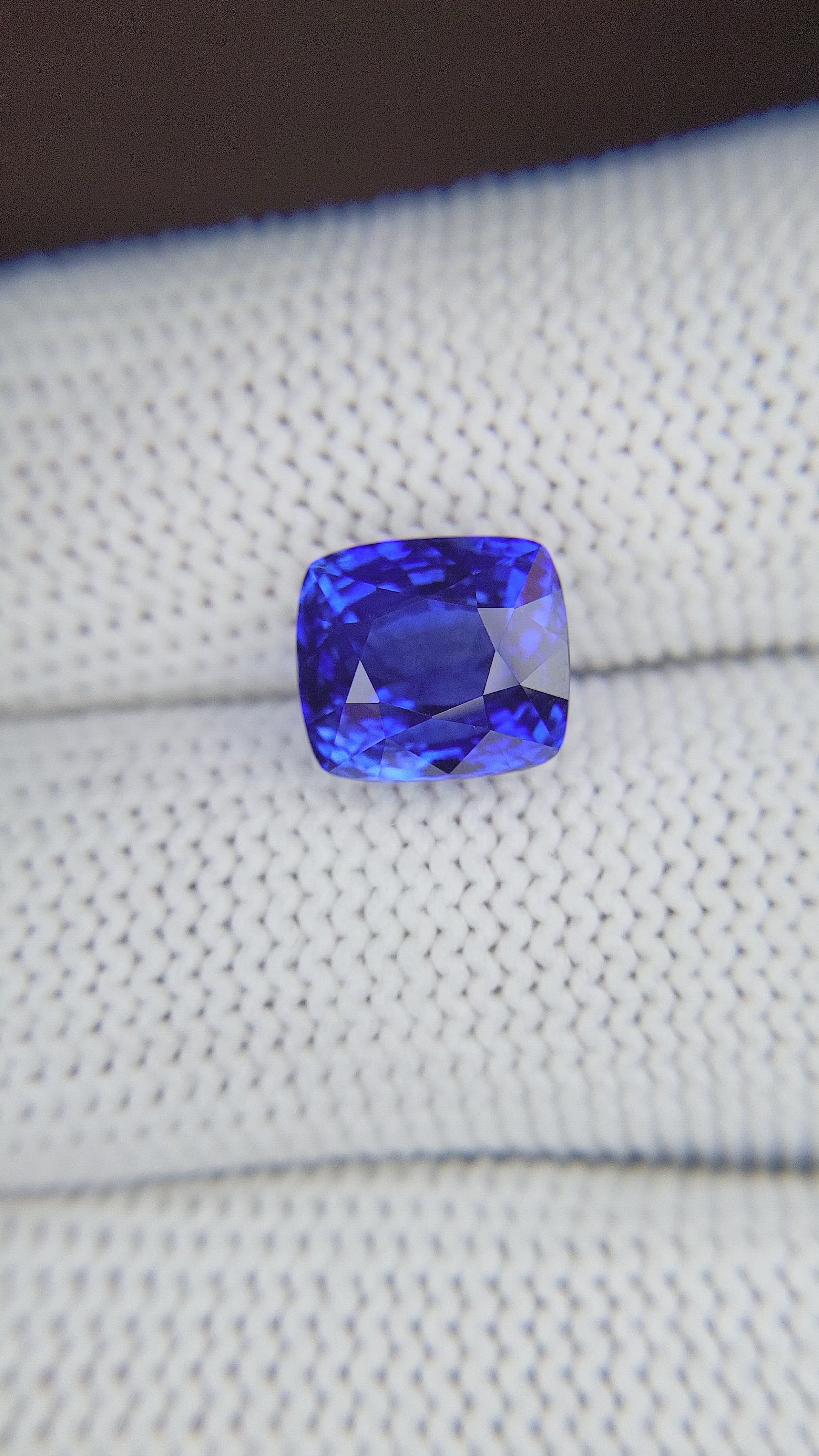 5.04 Ct. Blue Sapphire from Ceylon (Sri Lanka) Size Video