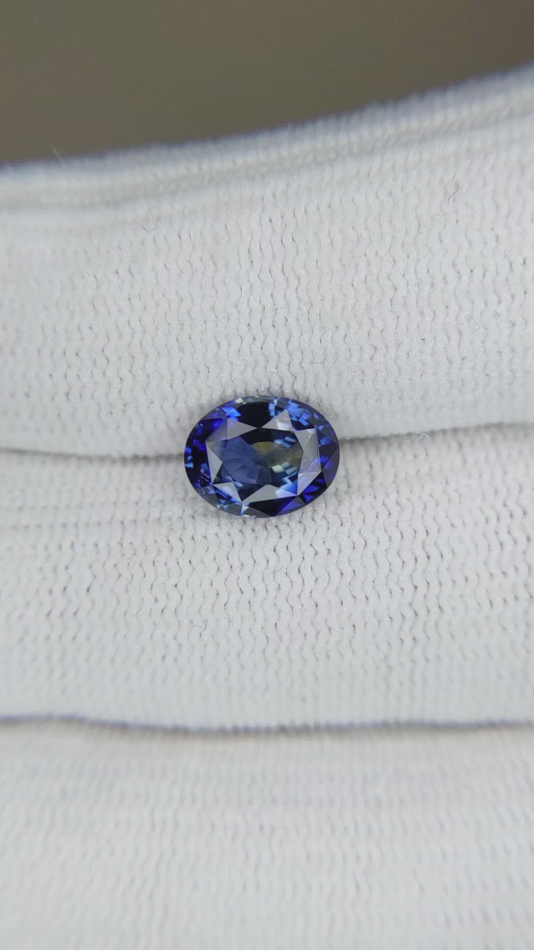 2.20 Ct. Bi Color Sapphire from Ceylon (Sri Lanka) Size Video