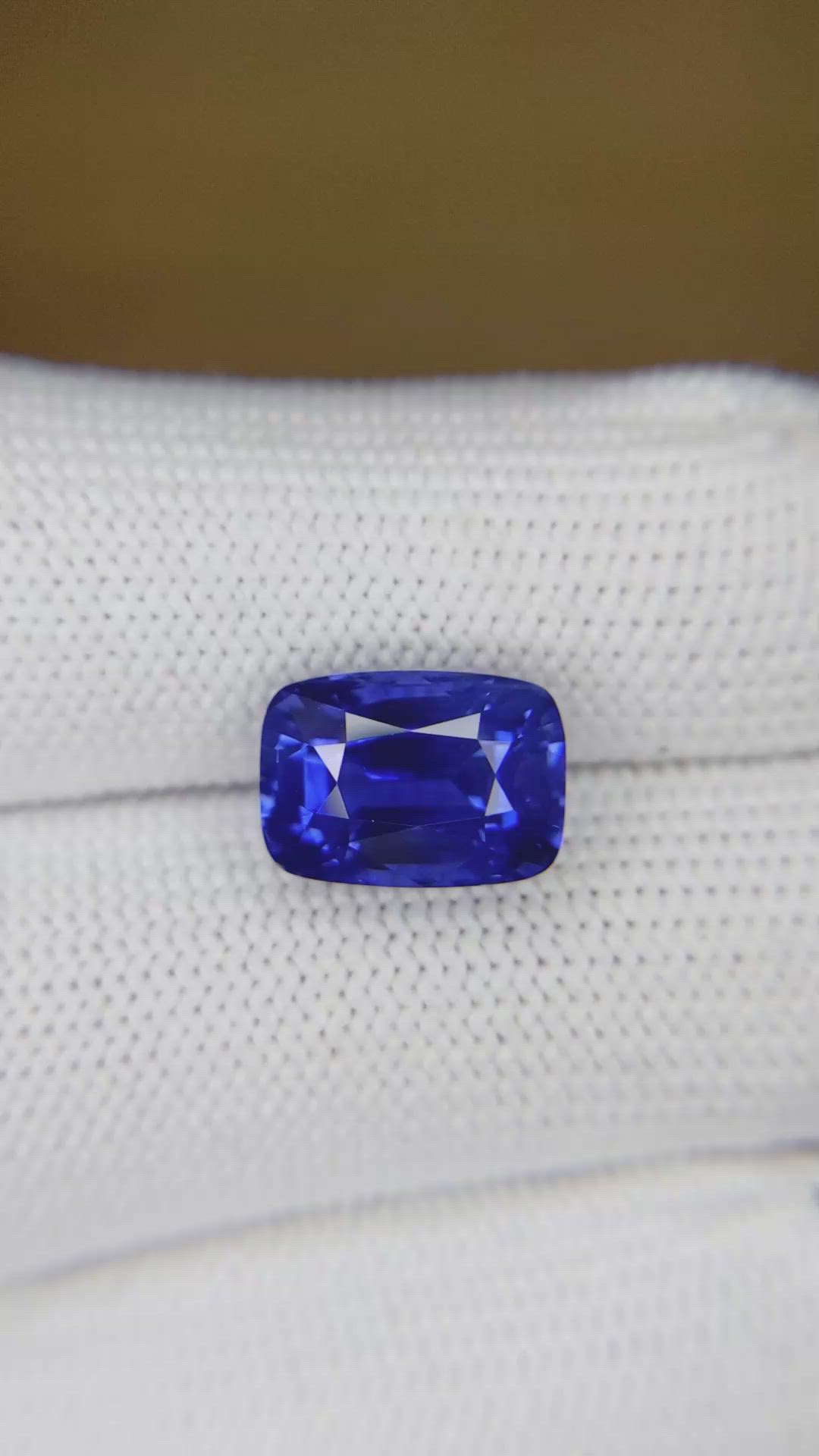 7.04 Ct. Blue Sapphire from Ceylon (Sri Lanka) Size Video