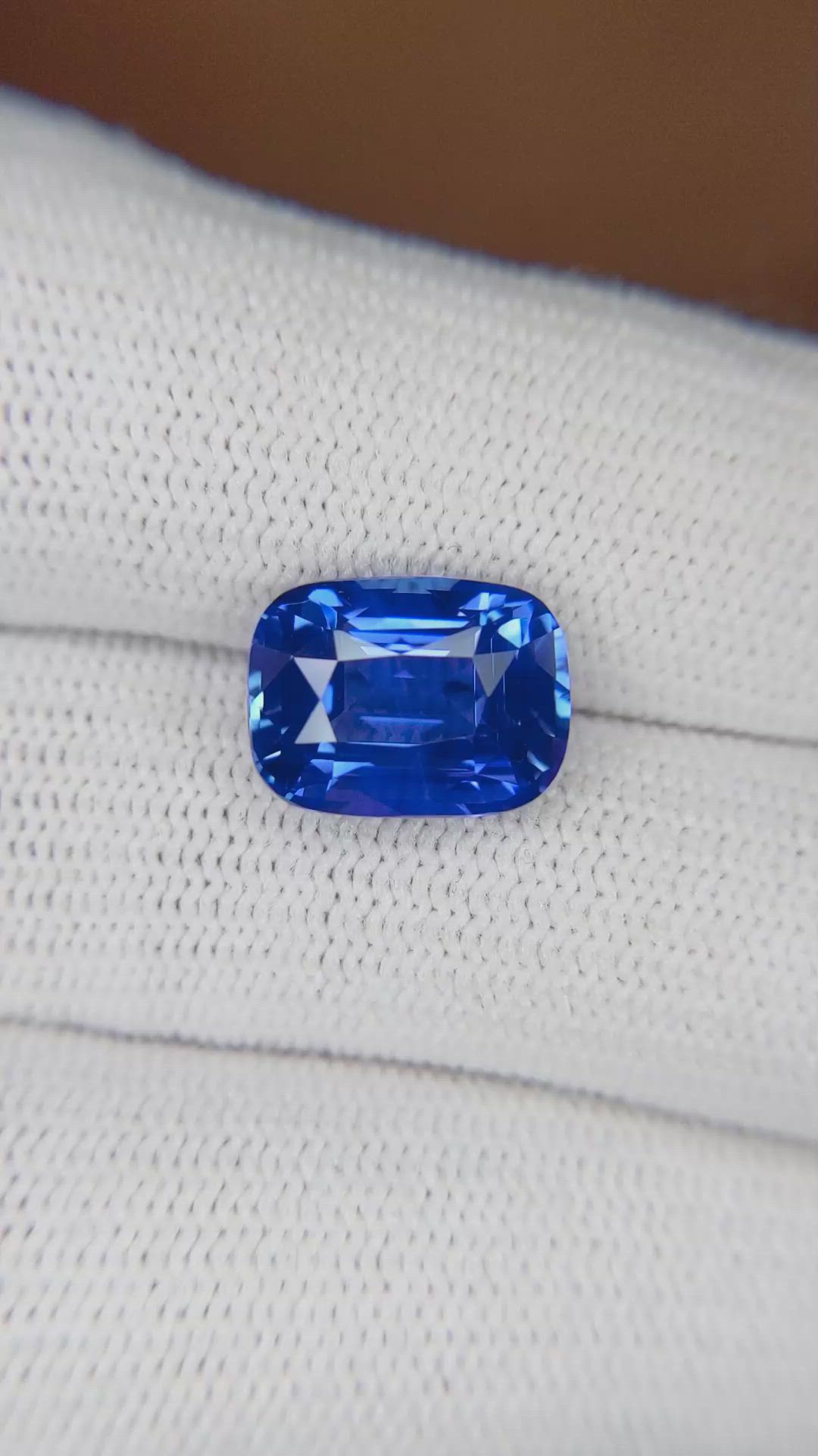 5.57 Ct. Blue Sapphire from Ceylon (Sri Lanka) Size Video