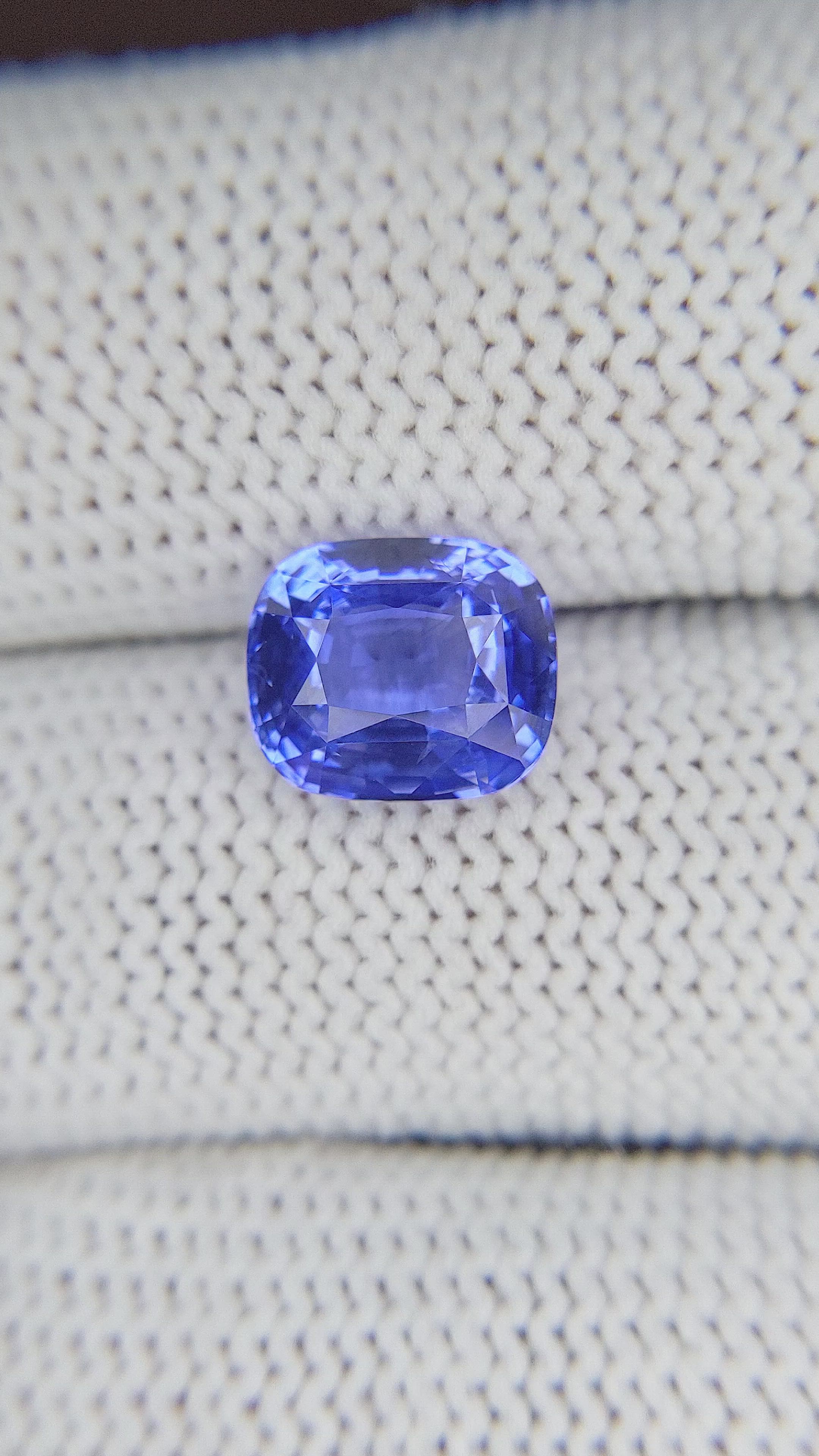 4.05 Ct. Blue Sapphire from Ceylon (Sri Lanka) Size Video