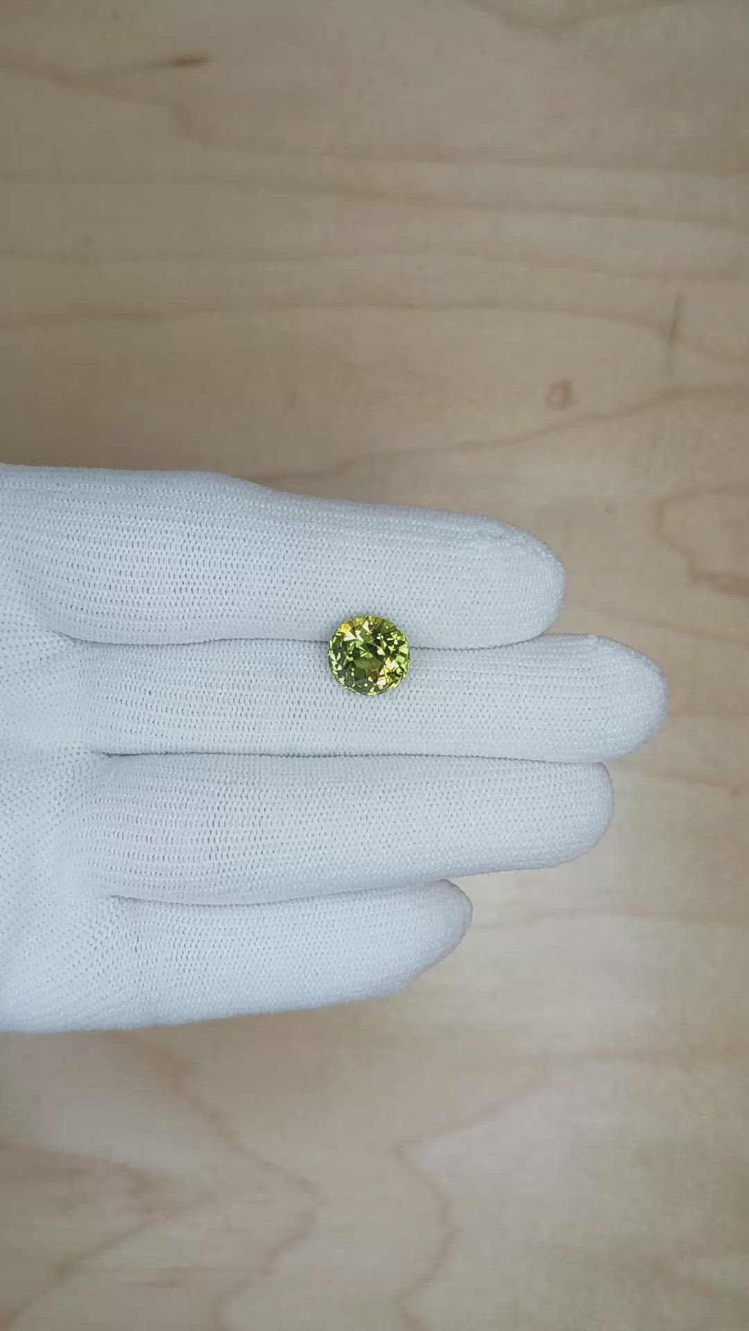 4.58 Ct. Yellowish Green Sapphire from Ceylon (Sri Lanka) Size Video