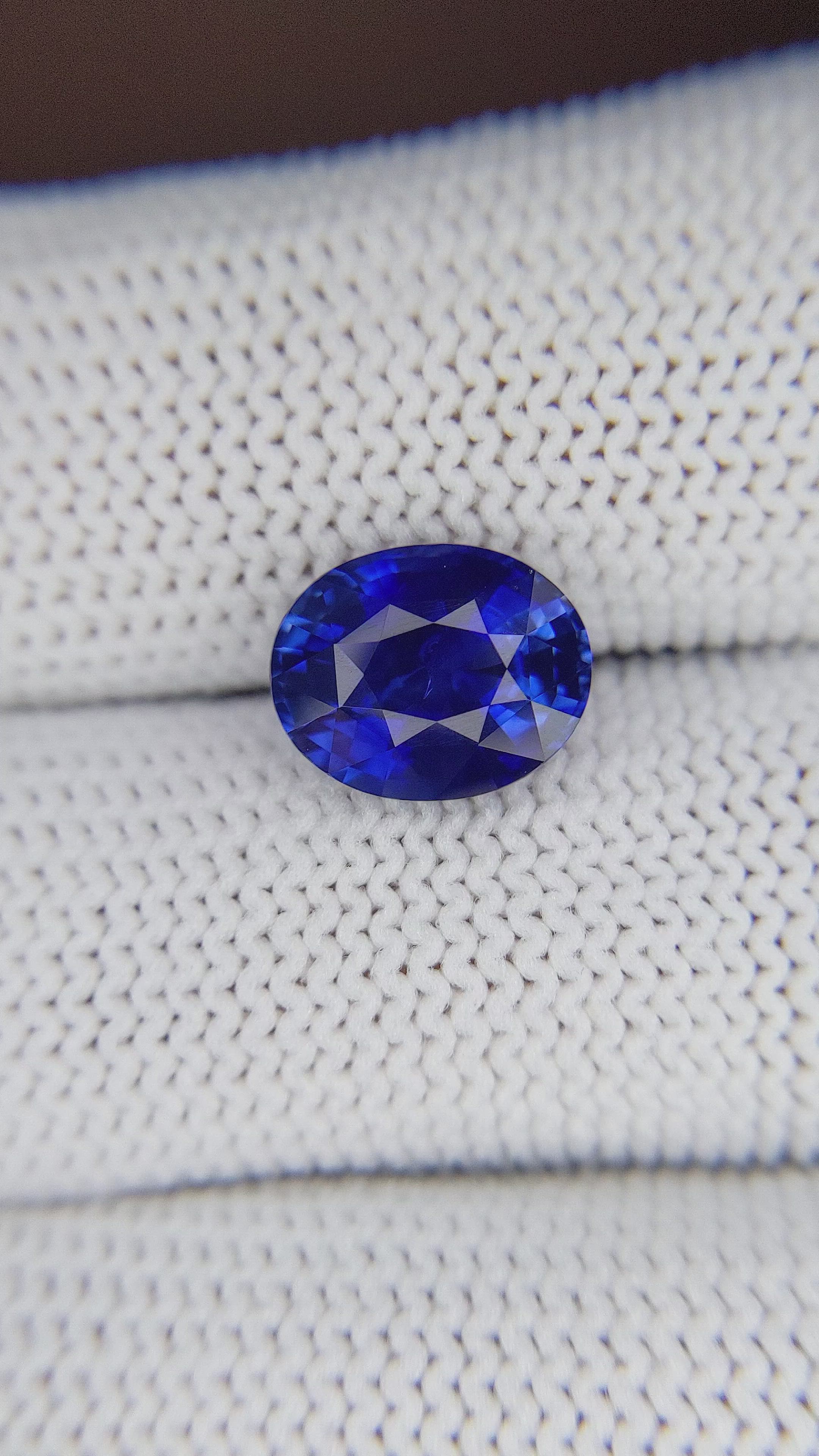 4.01 Ct. Blue Sapphire from Ceylon (Sri Lanka) Size Video