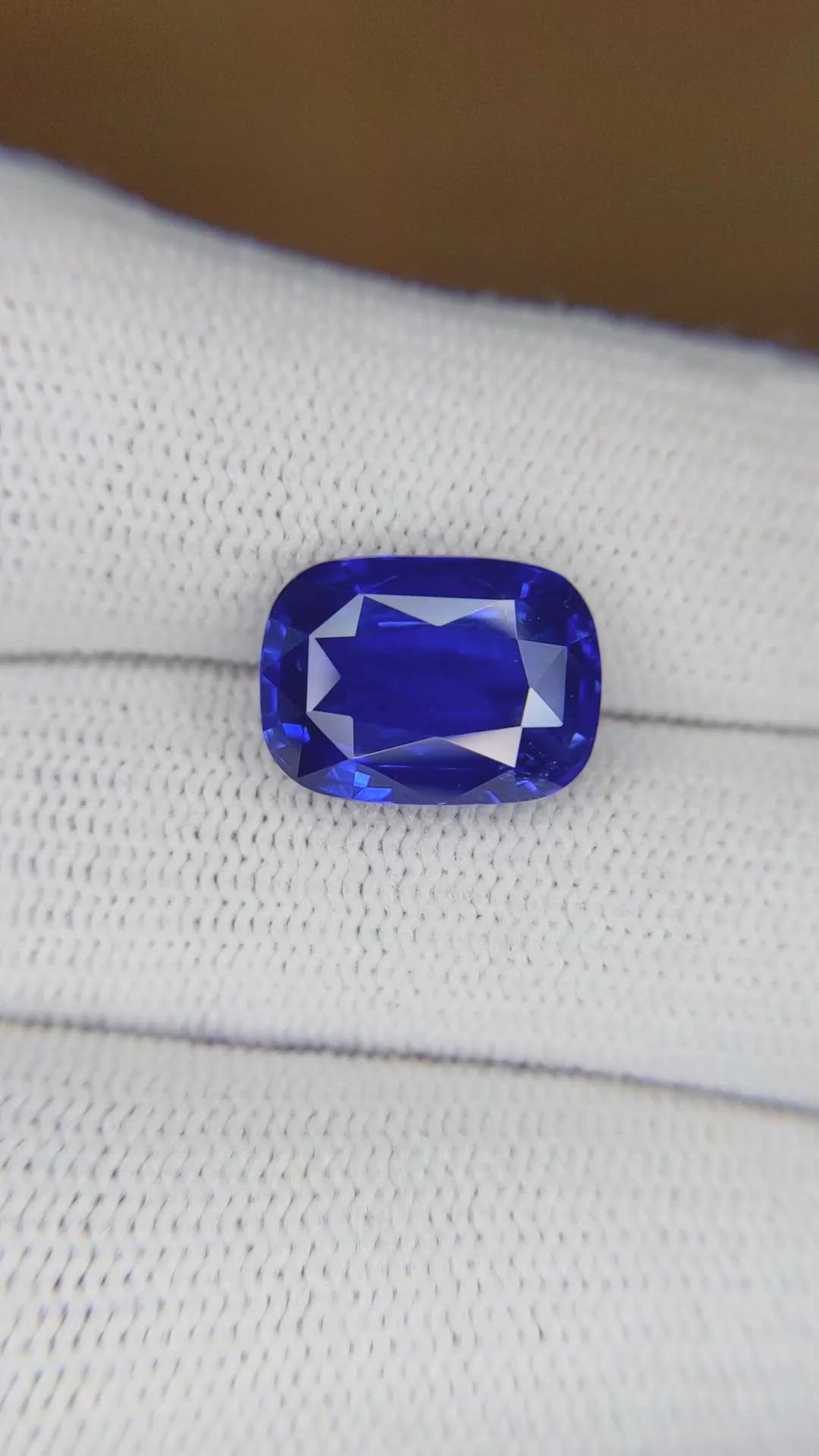 6.57 Ct. Blue Sapphire from Ceylon (Sri Lanka) Size Video