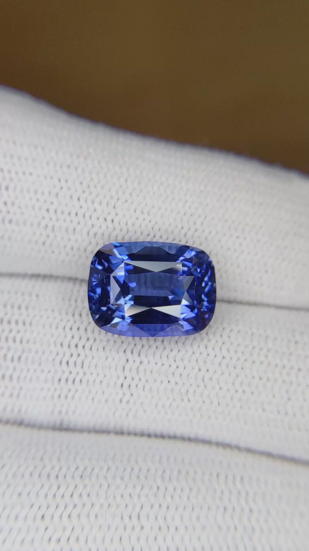 7.05 Ct. Blue Sapphire from Ceylon (Sri Lanka) Size Video