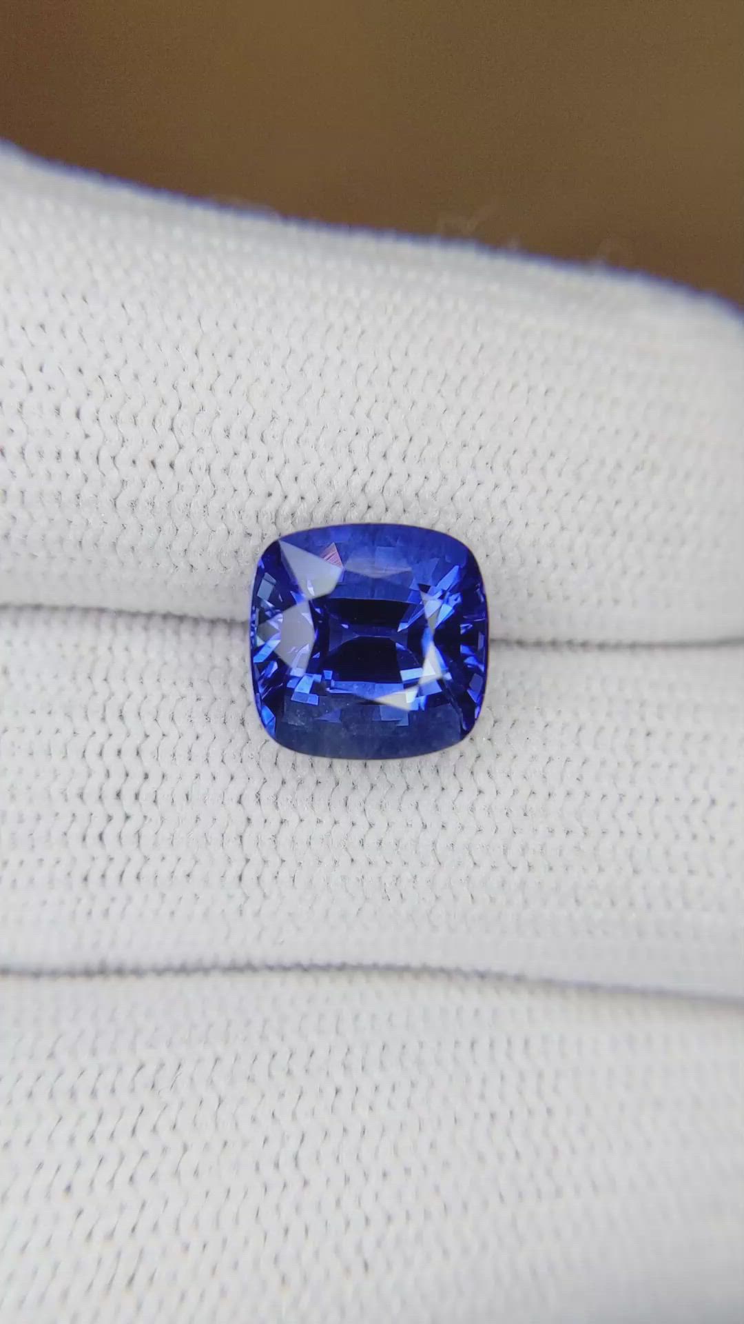 4.62 Ct. Blue Sapphire from Ceylon (Sri Lanka) Size Video