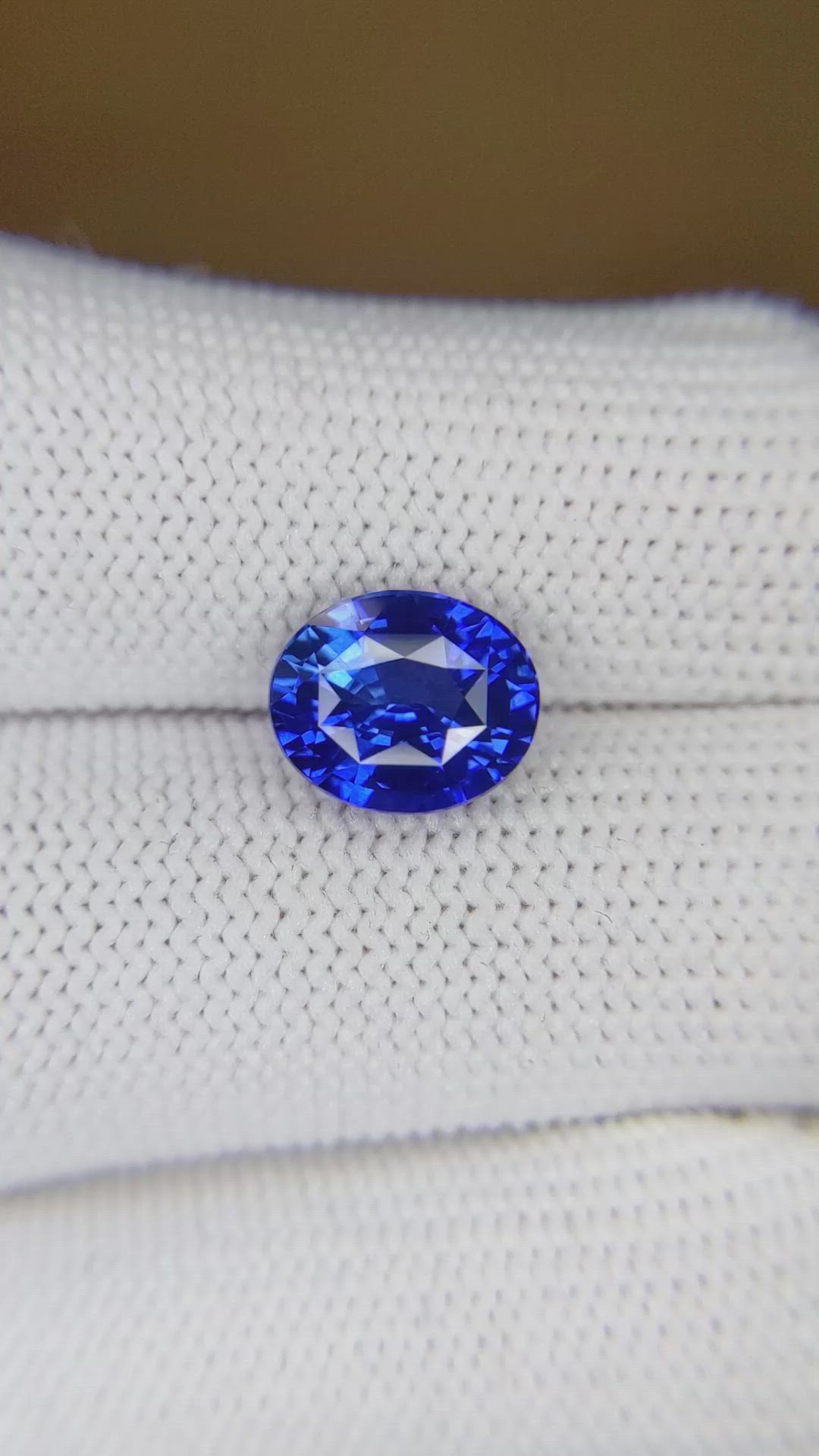 4.01 Ct. Blue Sapphire from Ceylon (Sri Lanka) Size Video