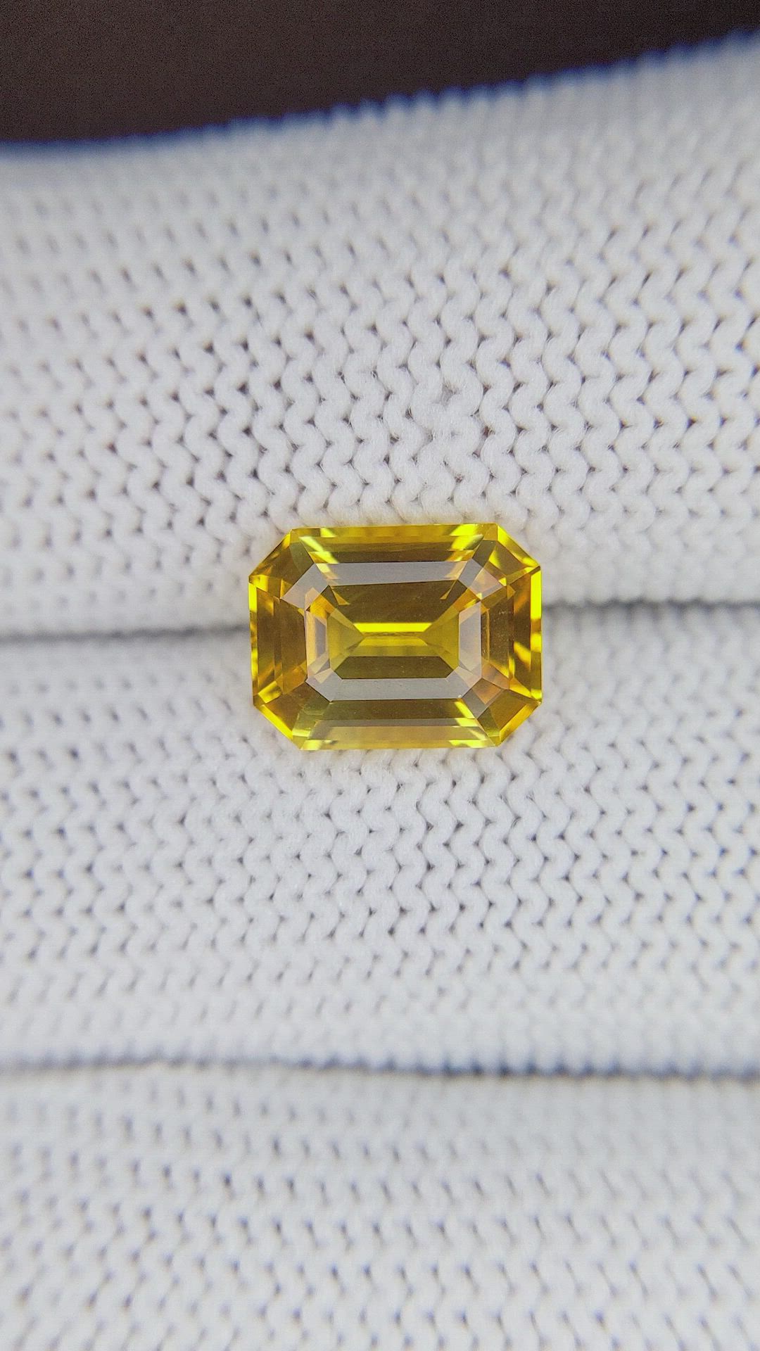 4.05 Ct. Yellowish Orange Sapphire from Ceylon (Sri Lanka) Size Video