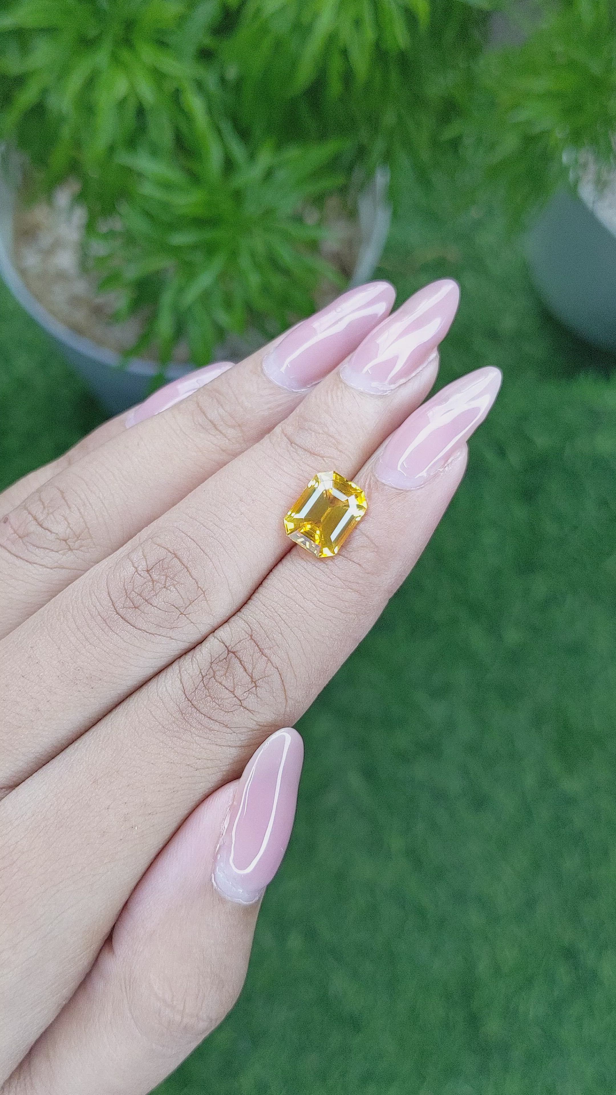 4.05 Ct. Yellowish Orange Sapphire from Ceylon (Sri Lanka) Size Video