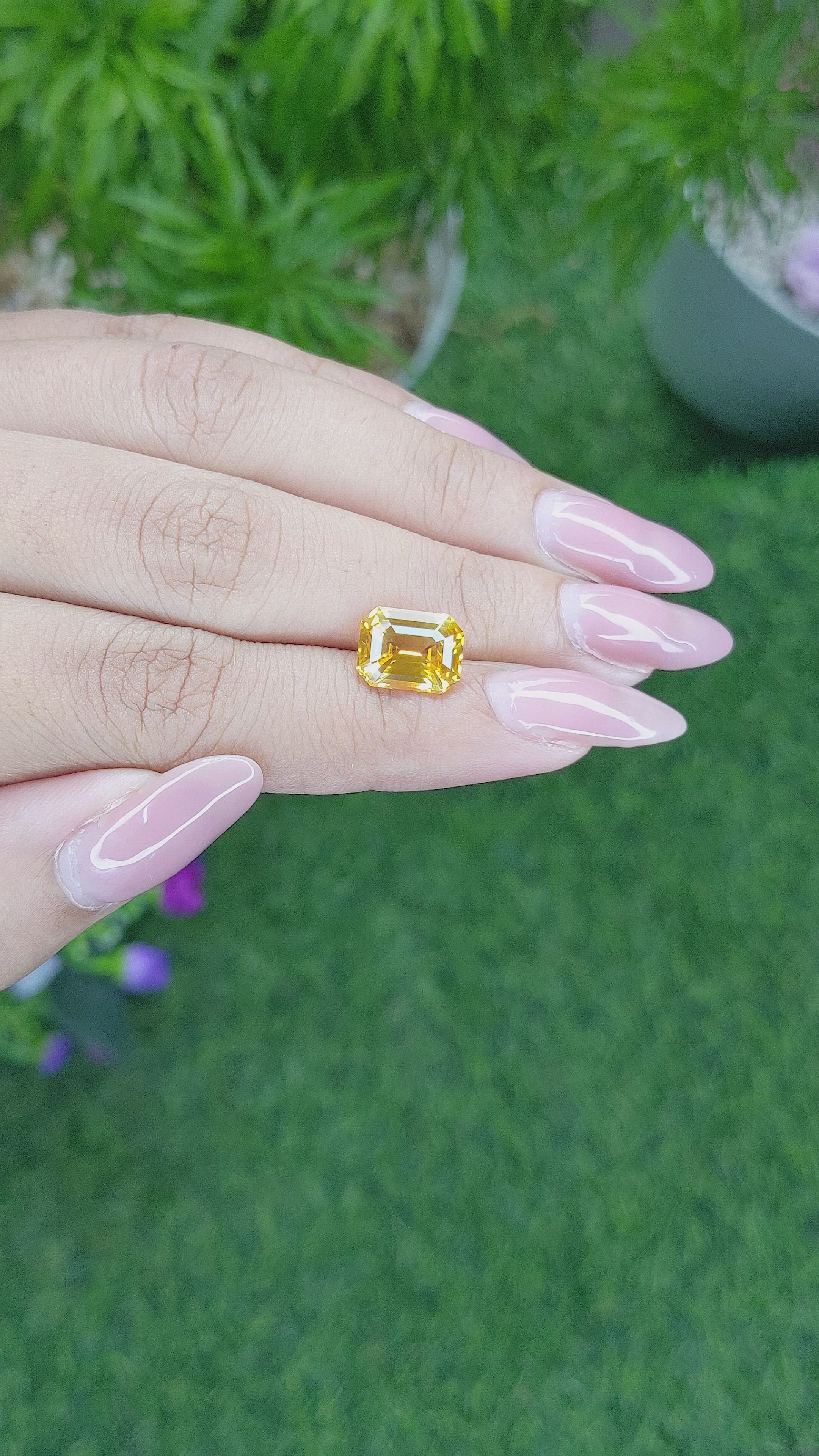 4.05 Ct. Yellowish Orange Sapphire from Ceylon (Sri Lanka) Size Video