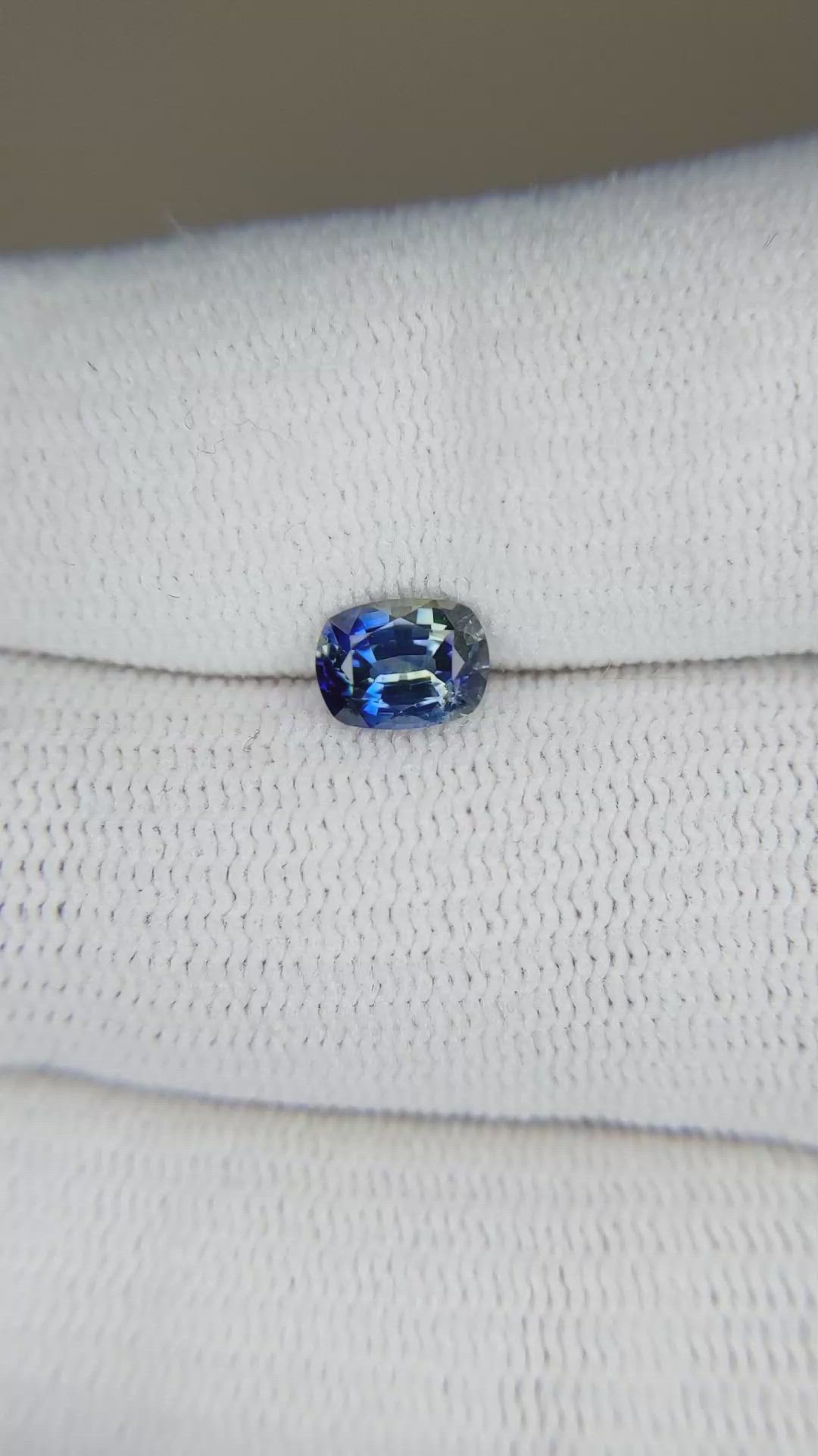 0.90 Ct. Bi Color / Parti Sapphire from Ceylon (Sri Lanka) Size Video