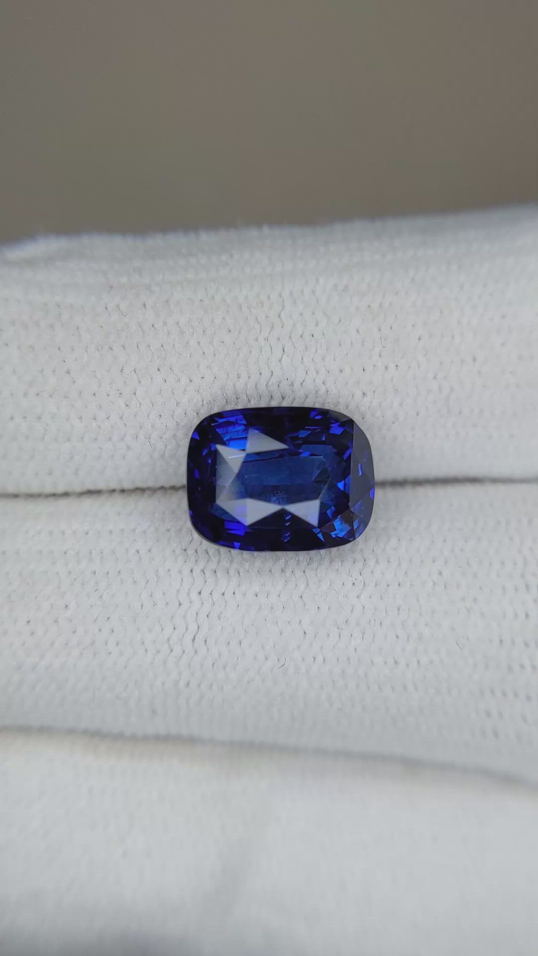 5.03 Ct. Blue Sapphire from Ceylon (Sri Lanka) Size Video
