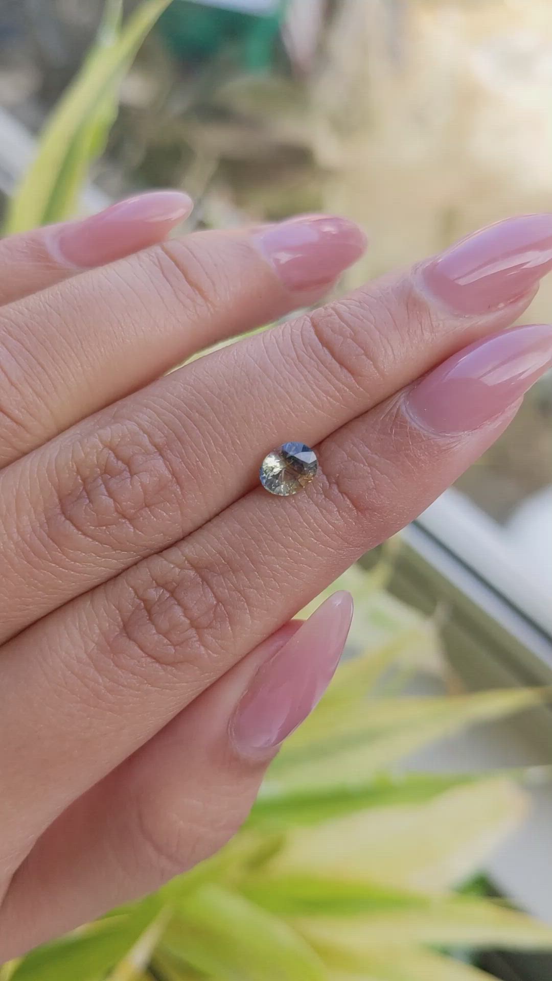 1.00 Ct. Bi Color Sapphire from Ceylon (Sri Lanka) Size Video