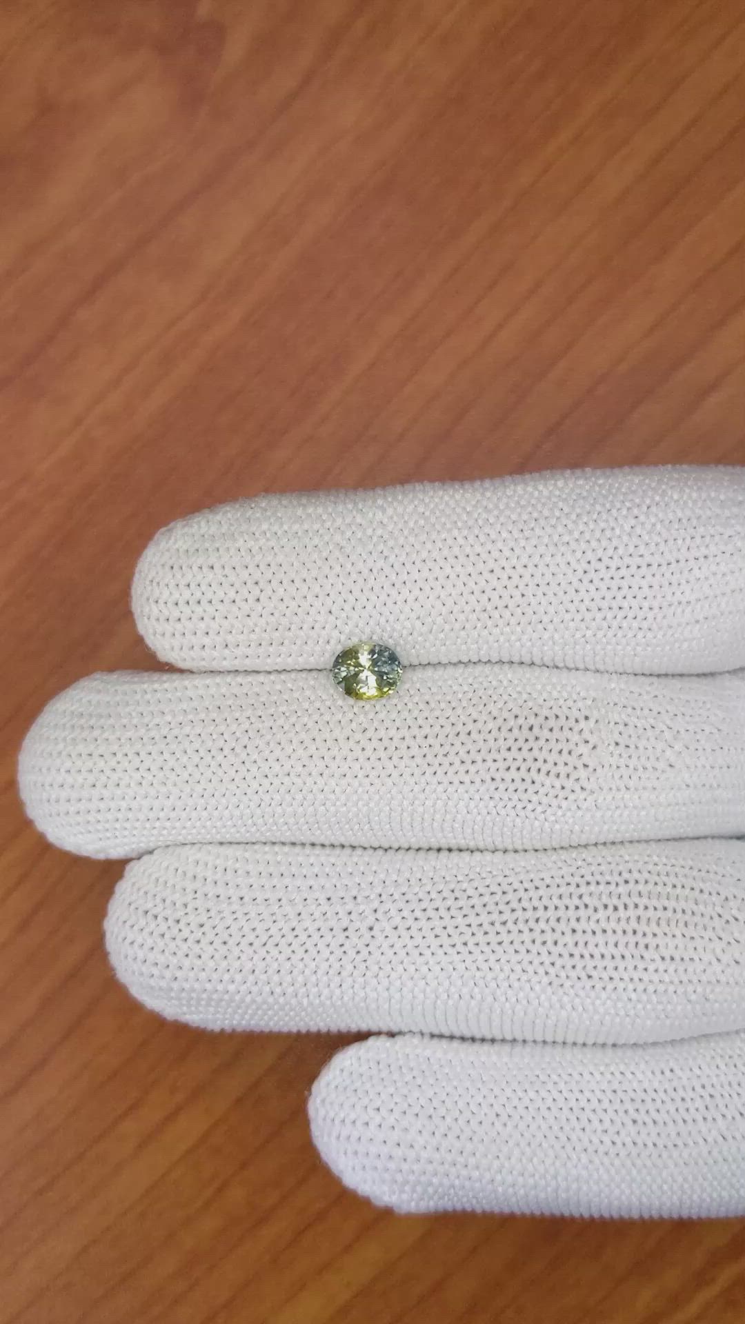 1.00 Ct. Bi Color Sapphire from Ceylon (Sri Lanka) Size Video