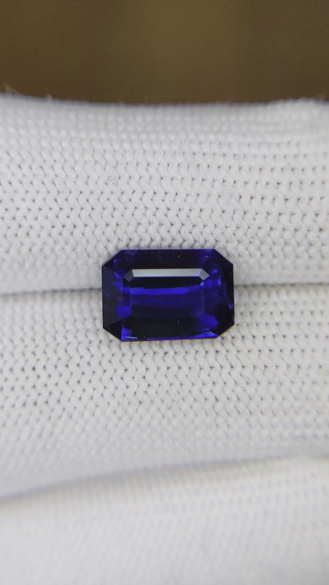 4.86 Ct. Blue Sapphire from Ceylon (Sri Lanka) Size Video
