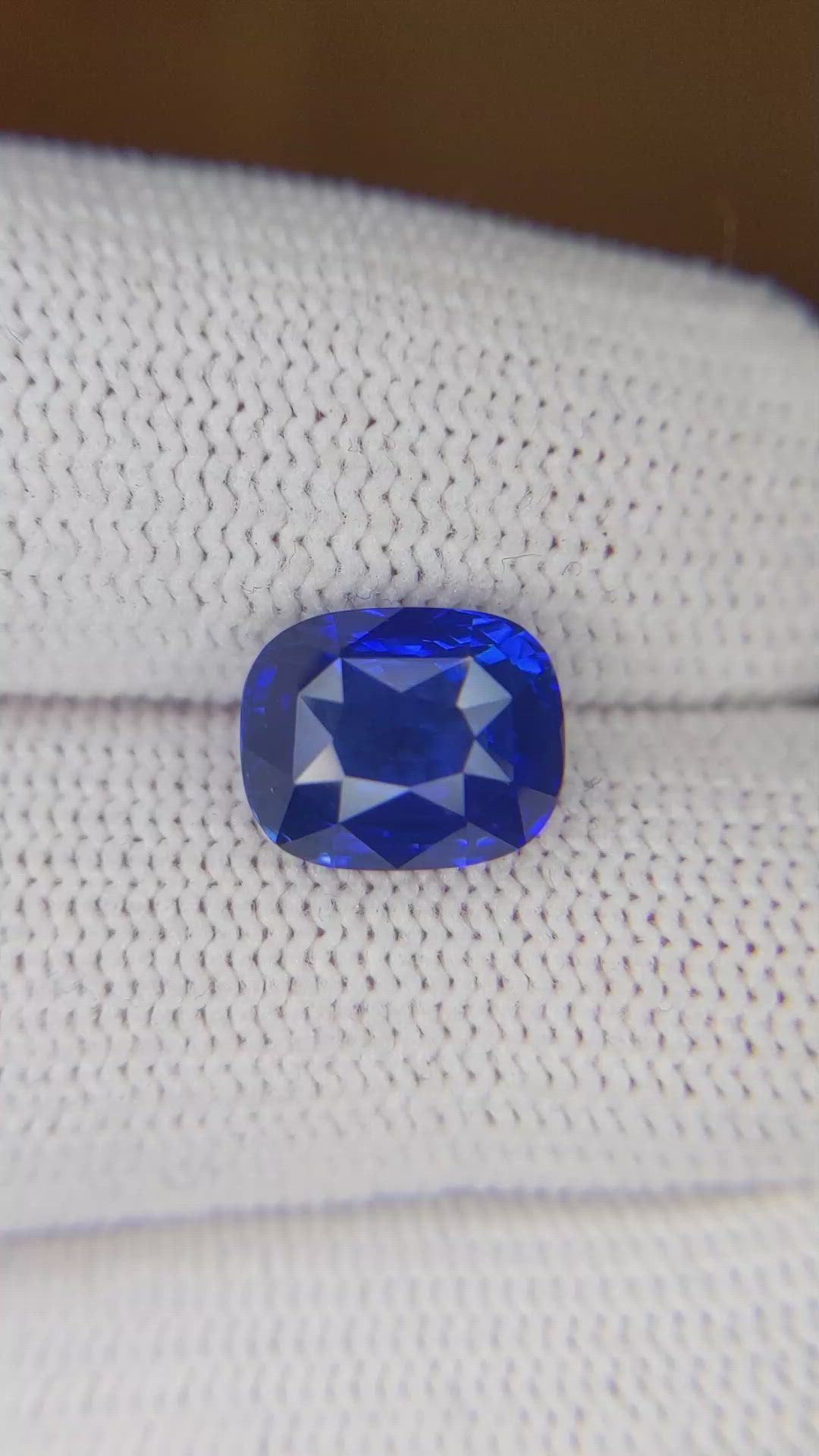 4.06 Ct. Blue Sapphire from Ceylon (Sri Lanka) Size Video